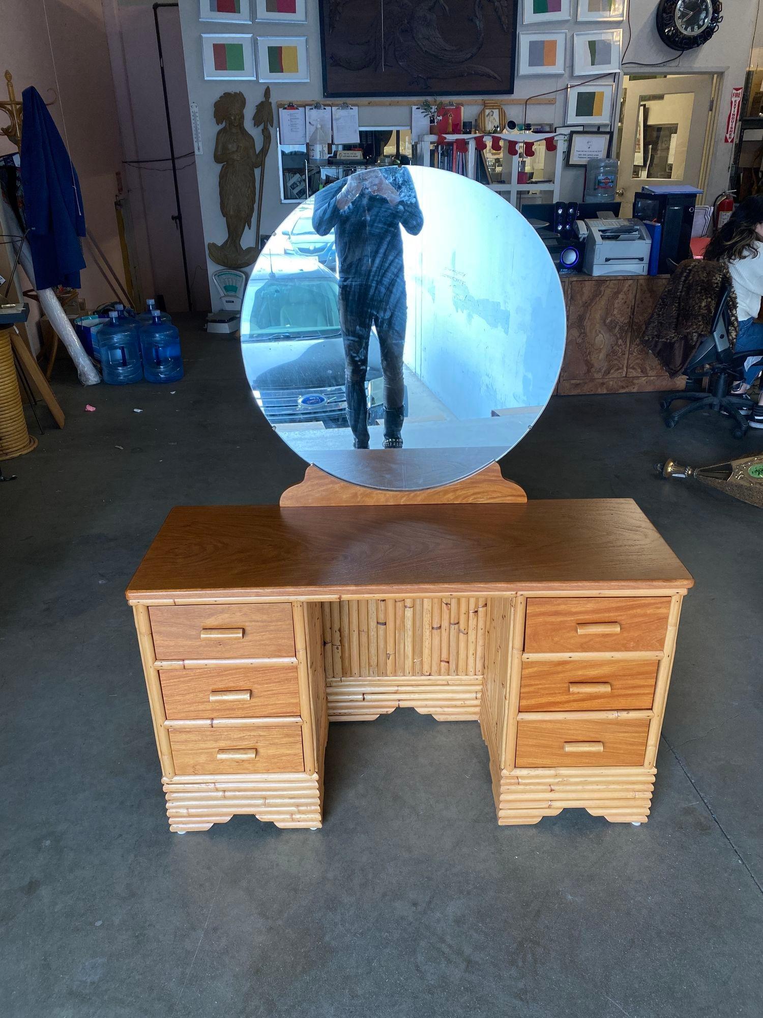 Vanité d'avant-guerre restaurée en rotin empilé et en acajou avec miroir Excellent état - En vente à Van Nuys, CA