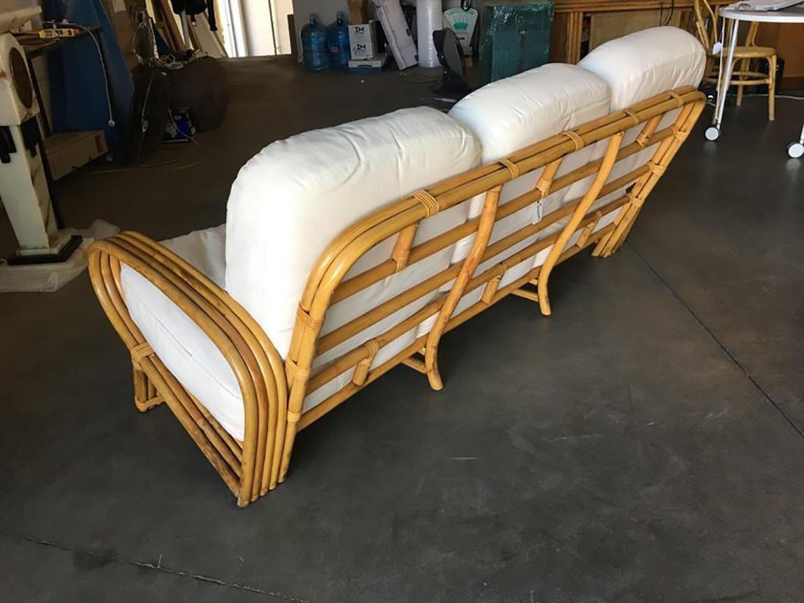 Restauriertes Quad Pole „R“ Rattan-Sofa mit 3 Sitzen im Zustand „Hervorragend“ im Angebot in Van Nuys, CA