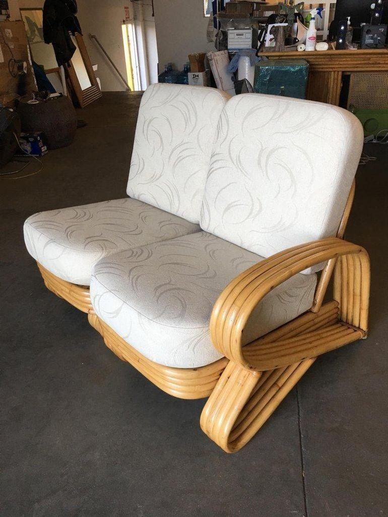 Restauriertes Rattan-Ecksofa mit 2 Sitzen und Beistelltisch, Quadratstrang „R“ im Zustand „Hervorragend“ im Angebot in Van Nuys, CA