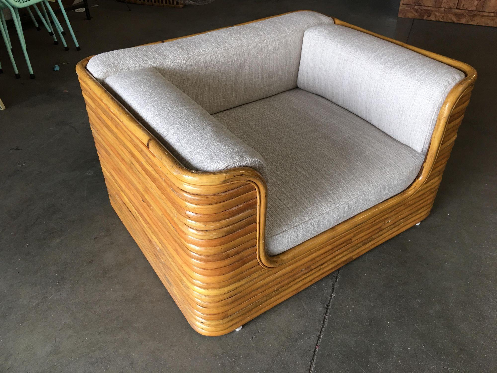 Rare chaise basse en rotin empilé vintage des années 1970, au design cubiste, faite entièrement de rotin empilé et plié à la vapeur, avec du rotin le long des bords.

La chaise a une hauteur basse de 12 pouces et une assise en mousse souple à double