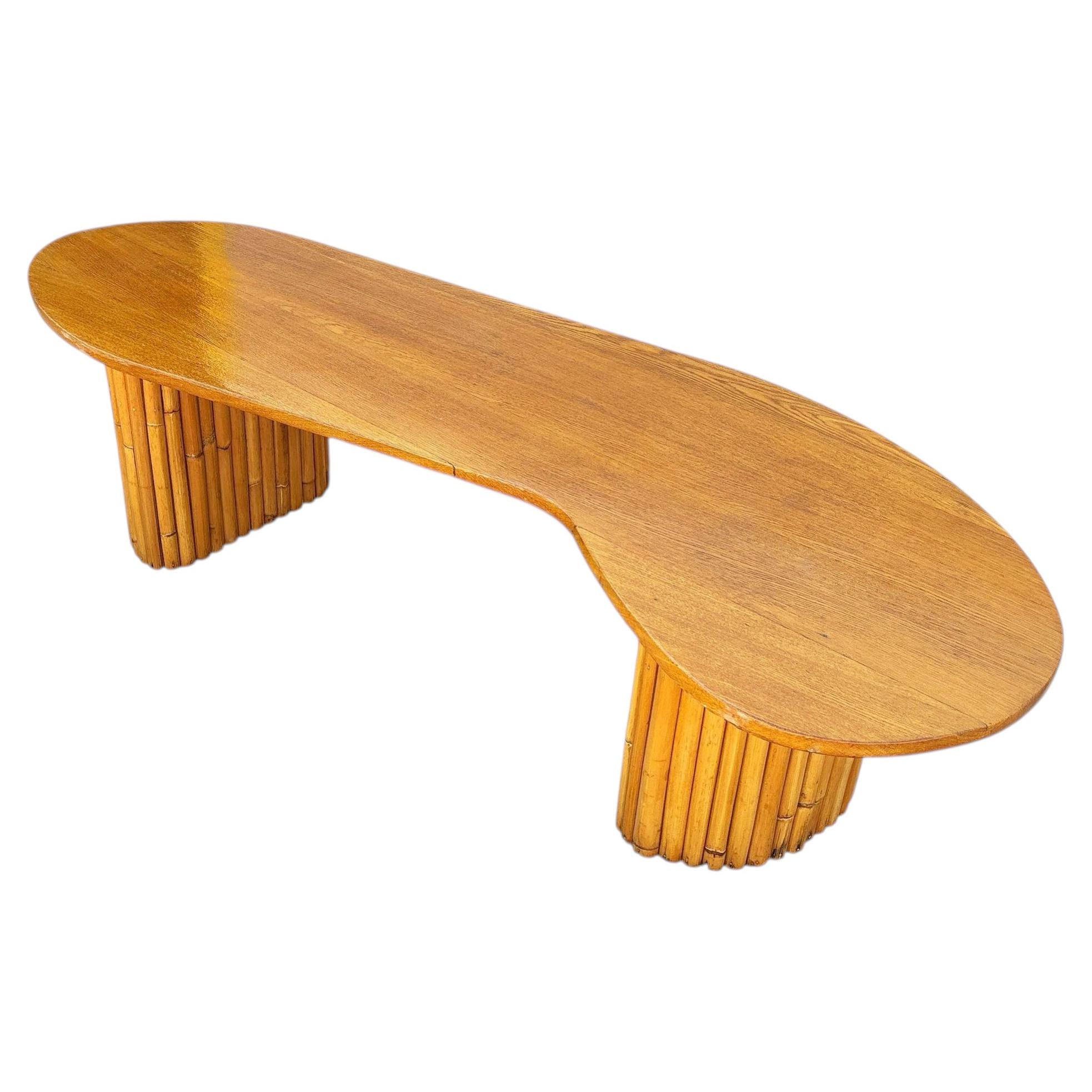 Mesa de centro asimétrica "J" de ratán y caoba de mediados de siglo, restaurada y poco común en venta
