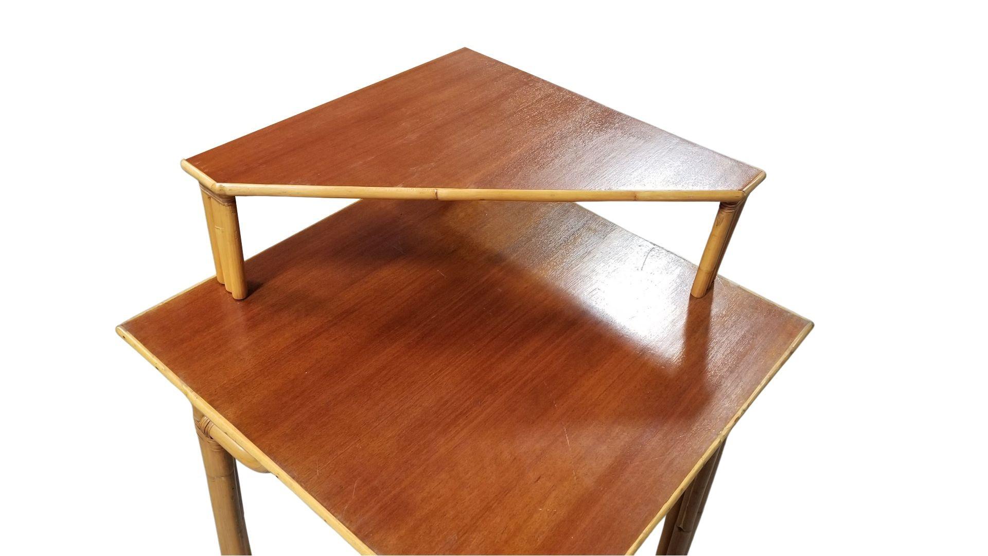 Table d'angle ou bureau à 2 niveaux en rotin restauré en vente 1