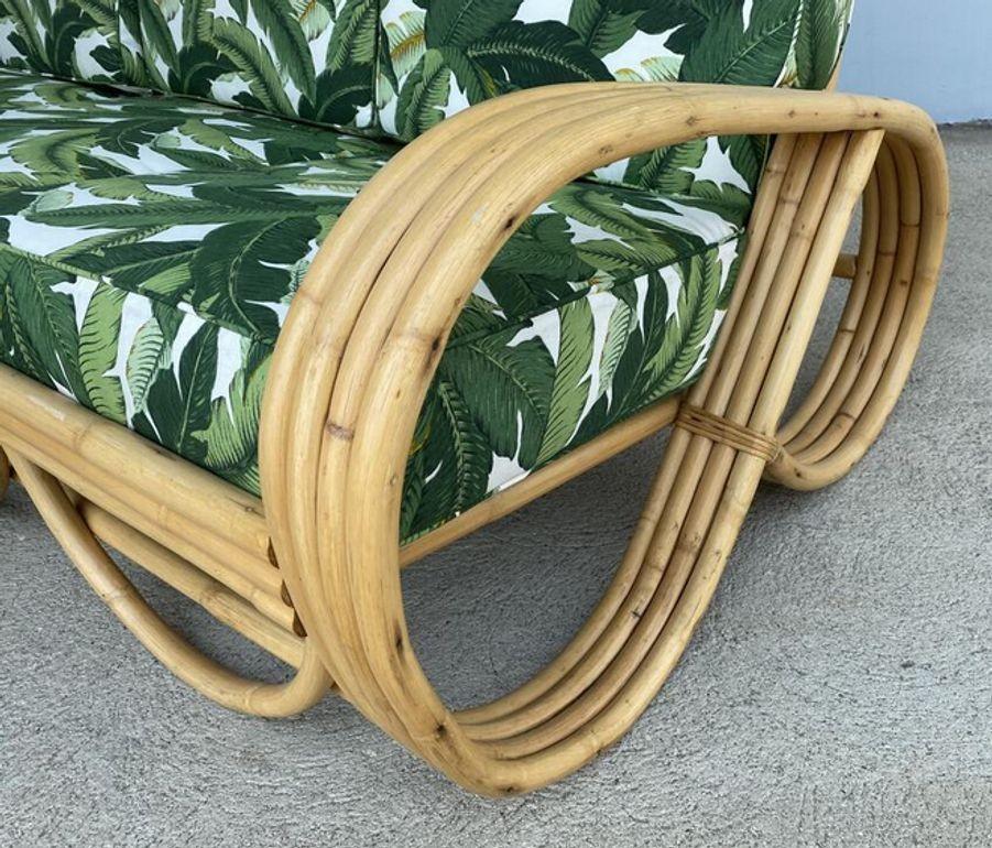 Restauriertes Rattan-Sofa mit 3/4 umgekehrter Brezel im Zustand „Hervorragend“ im Angebot in Van Nuys, CA