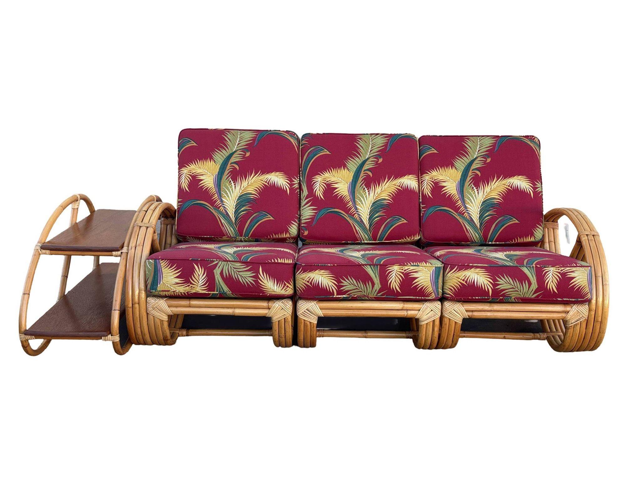 Cet ensemble de salon en rotin du milieu du siècle, magnifiquement restauré, se compose d'un canapé et d'une table d'appoint, alliant le style et le charme vintage au confort moderne. Le canapé sectionnel 3 places à bretzel intégral dégage un charme