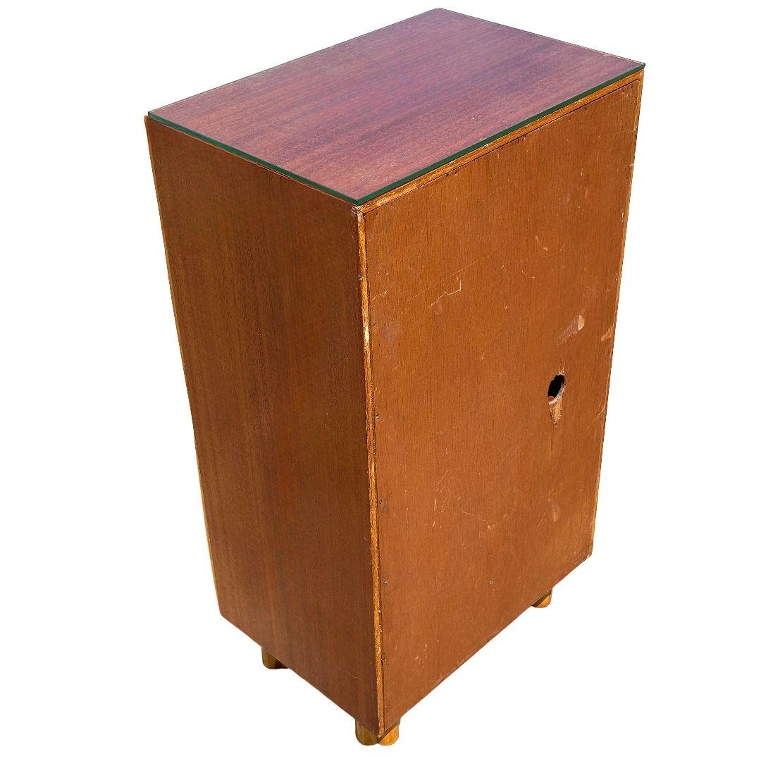 Juego de cómoda y mesilla de noche de ratán y caoba restaurados en venta 7