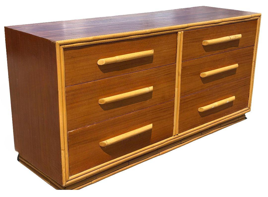 Este ratán bellamente restaurado combina el encanto de lo antiguo con la comodidad de lo moderno y recuerda a Paul T. Frankl. Esta cómoda y mesilla de noche de caoba combina la elegancia natural con la artesanía atemporal. La rica estructura de