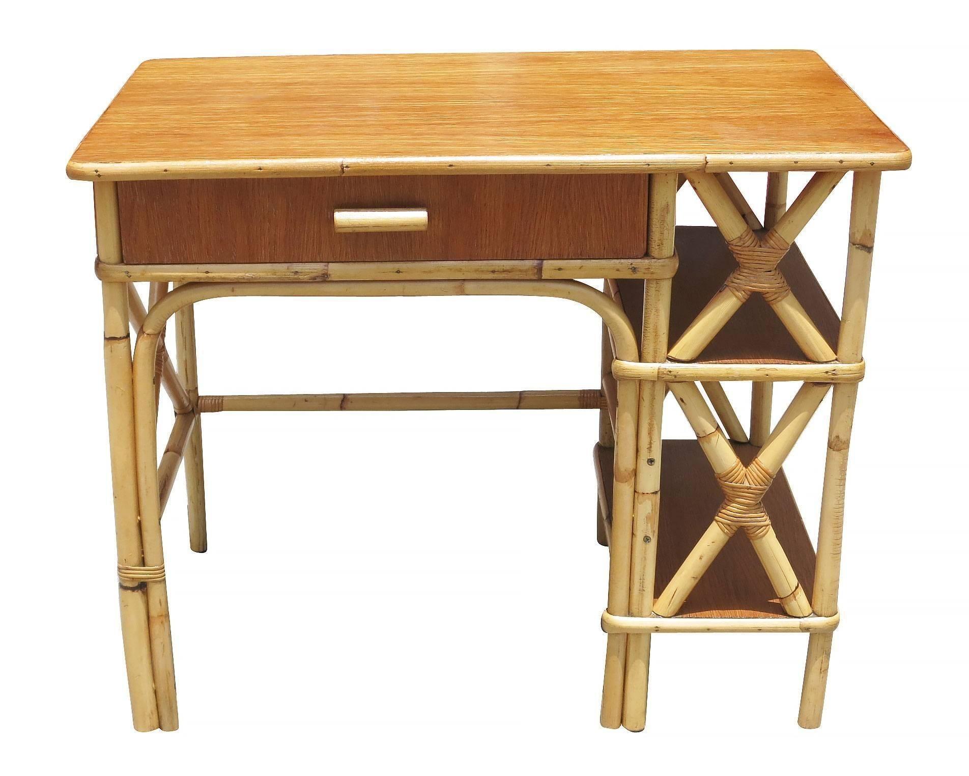 Dieser aus Rattan und Mahagoni gefertigte Schreibtisch aus der Mitte des Jahrhunderts verfügt über eine einzelne Schublade zur Aufbewahrung und ein seitliches Regal mit zwei Ebenen zur weiteren Aufbewahrung.

Der Schreibtisch misst: 29,5