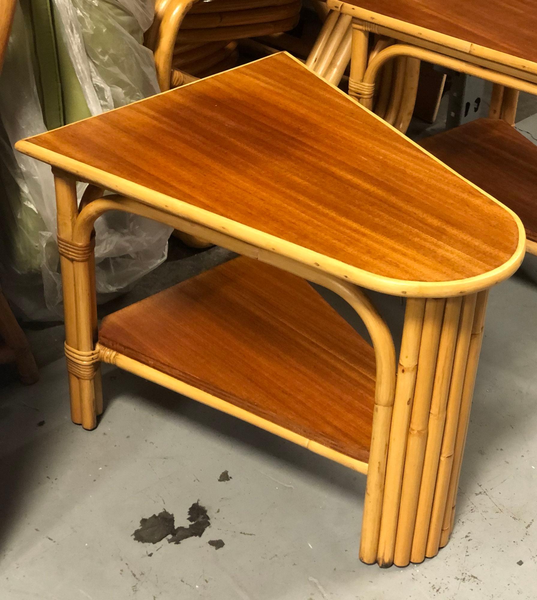 Der zweigeschossige Rattan-Eckbeistelltisch mit Mahagoni-Tischplatte aus der Zeit um 1940 verkörpert das frühe moderne Rattan-Design. Die Mischung der Materialien ergibt ein funktionelles und zugleich elegantes Stück, das Vintage-Charme und
