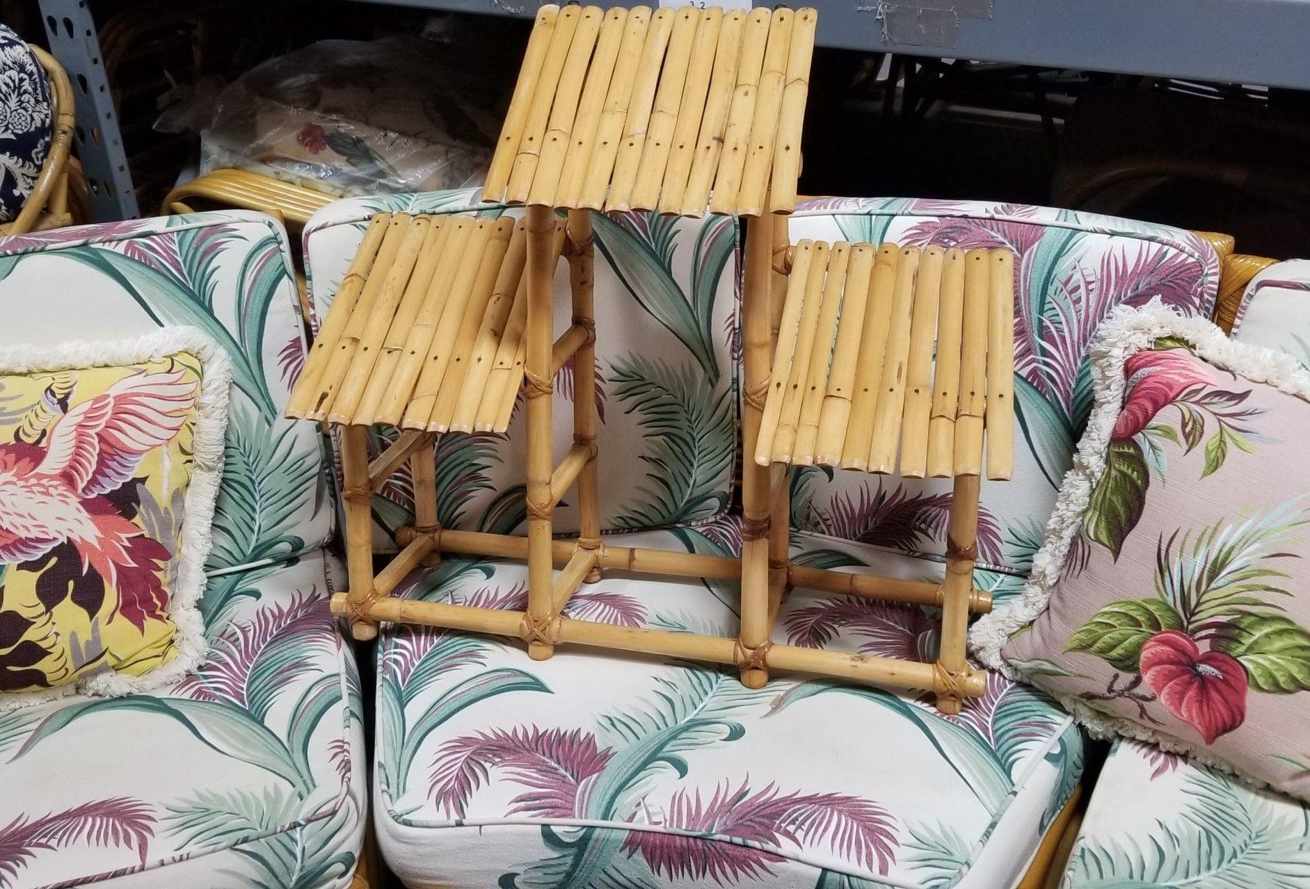 Restauriertes Wandregal aus Rattan und Bambus mit 3 Ebenen (amerikanisch) im Angebot