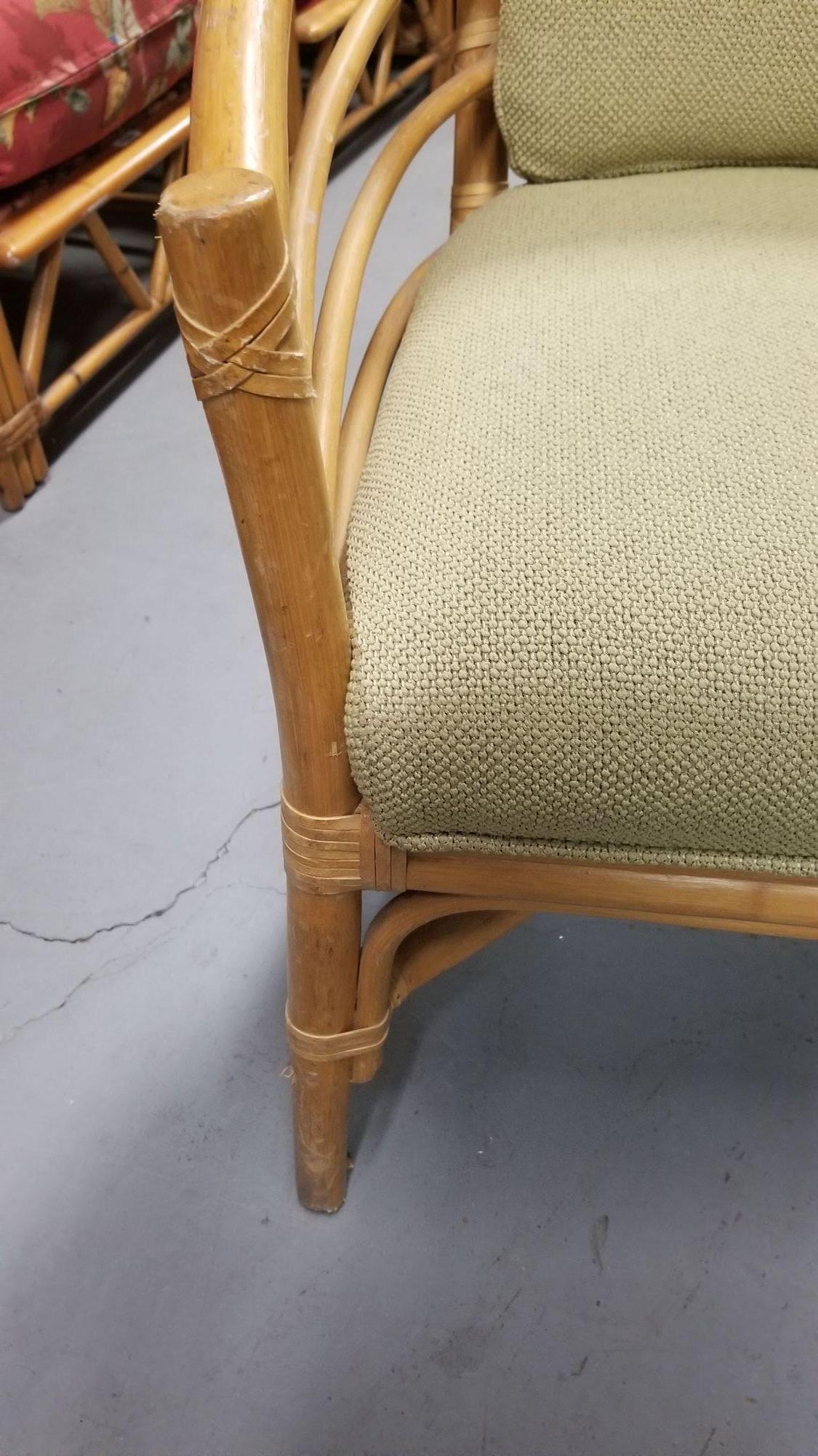 Chaise de salle à manger en rotin restaurée avec dossier en tonneau Fauteuil avec accoudoirs en squelette - Paire Excellent état - En vente à Van Nuys, CA