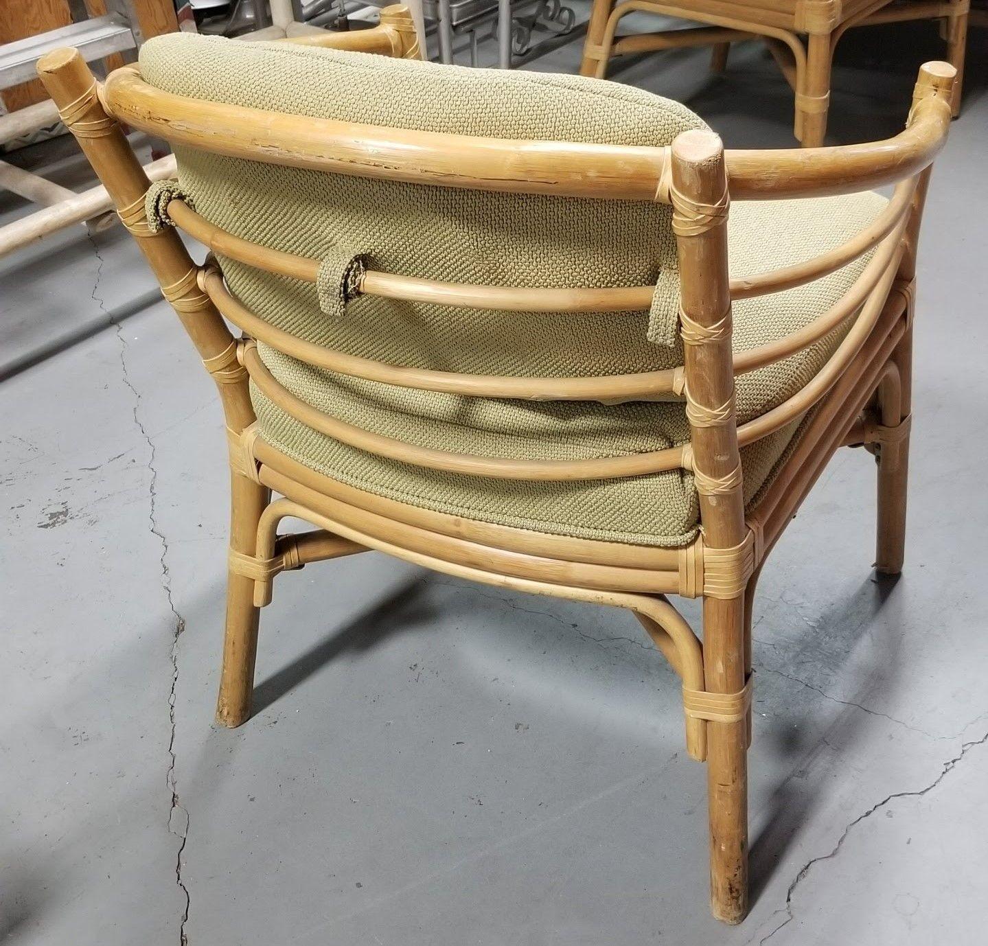 Chaise de salle à manger en rotin restaurée avec dossier en tonneau Fauteuil avec accoudoirs en squelette - Paire en vente 2