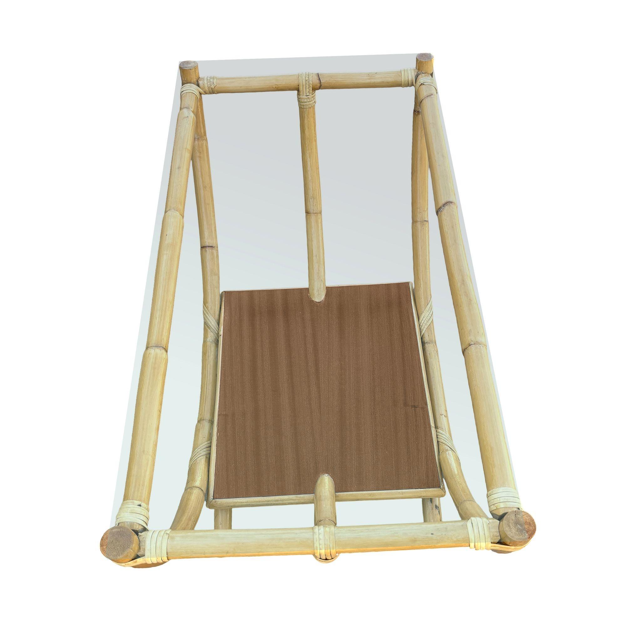 Table basse en rotin et acajou restauré présentant un design unique en forme de bateau et un plateau en verre transparent. Les riches tons de bois et les textures naturelles du rotin allient le charme de la côte à l'élégance du milieu du siècle, ce