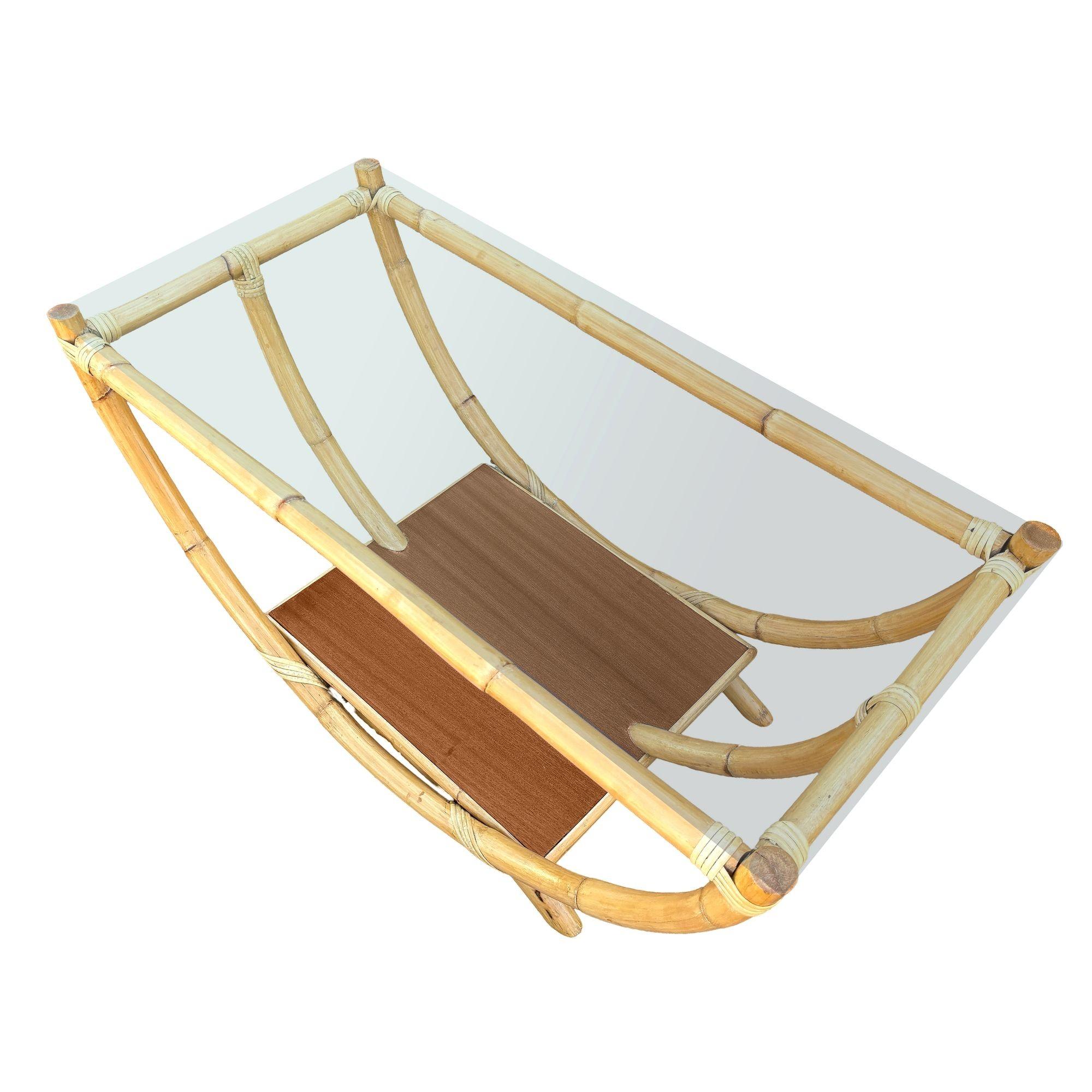 Table basse en rotin restaurée en forme de bateau avec étagère en acajou Excellent état - En vente à Van Nuys, CA