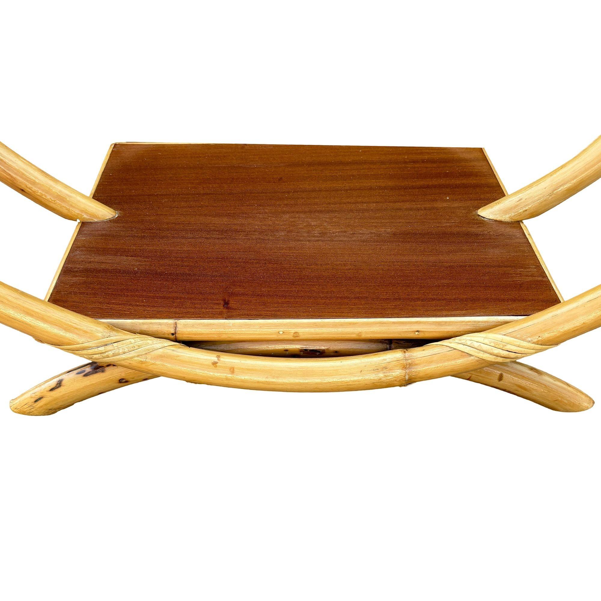 Milieu du XXe siècle Table basse en rotin restaurée en forme de bateau avec étagère en acajou en vente