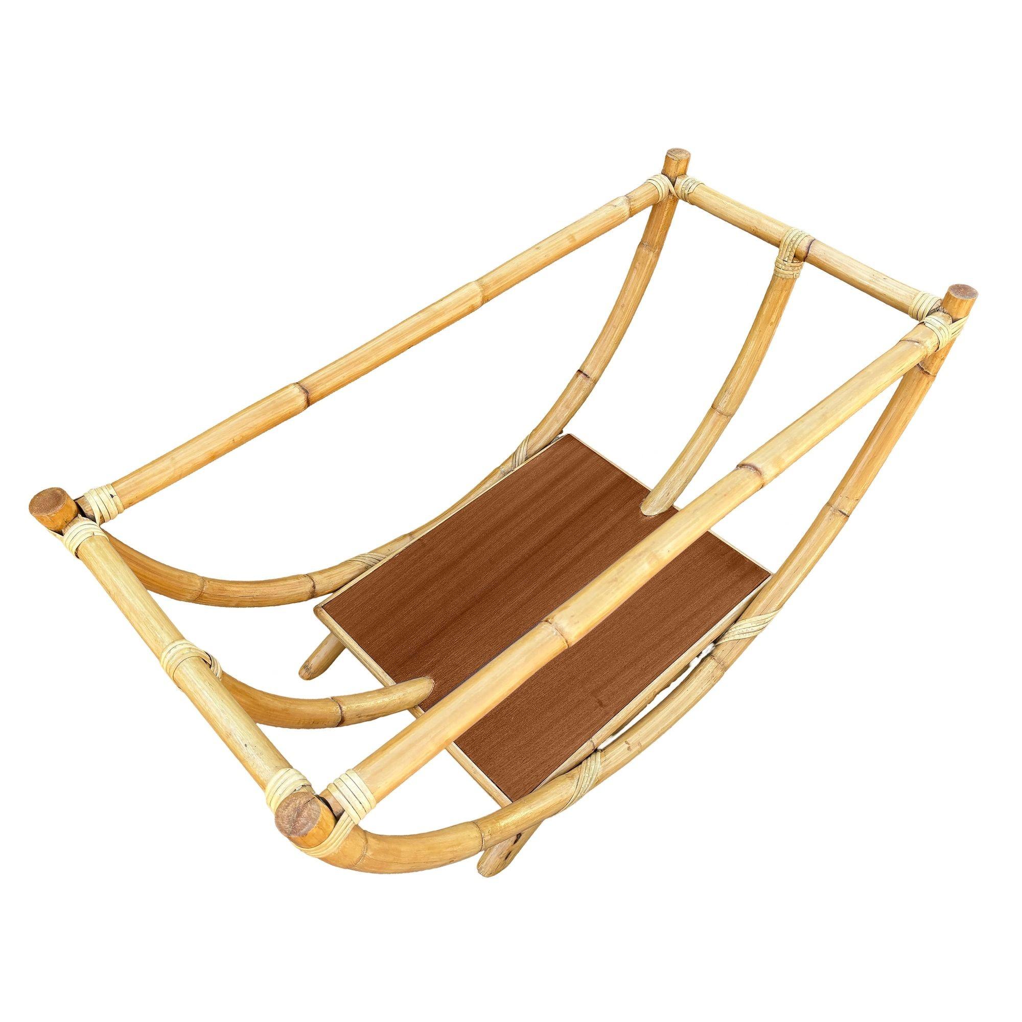 Rotin Table basse en rotin restaurée en forme de bateau avec étagère en acajou en vente