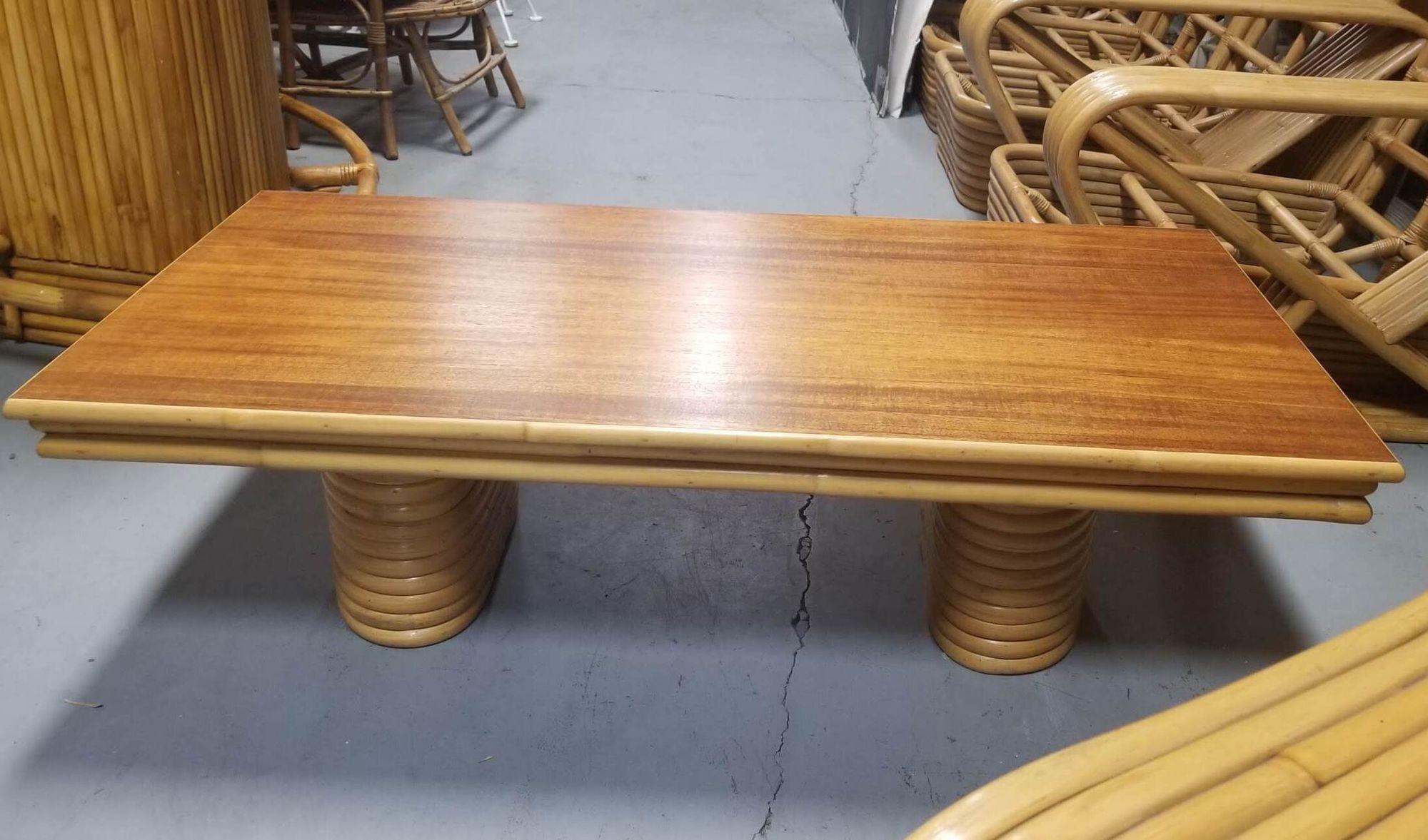 Cette table basse en rotin restauré présente des pieds empilés qui exsudent l'élégance structurelle, complétés par un riche plateau en acajou. La fusion de l'attrait naturel du rotin et de la chaleur de l'acajou crée un équilibre saisissant entre la