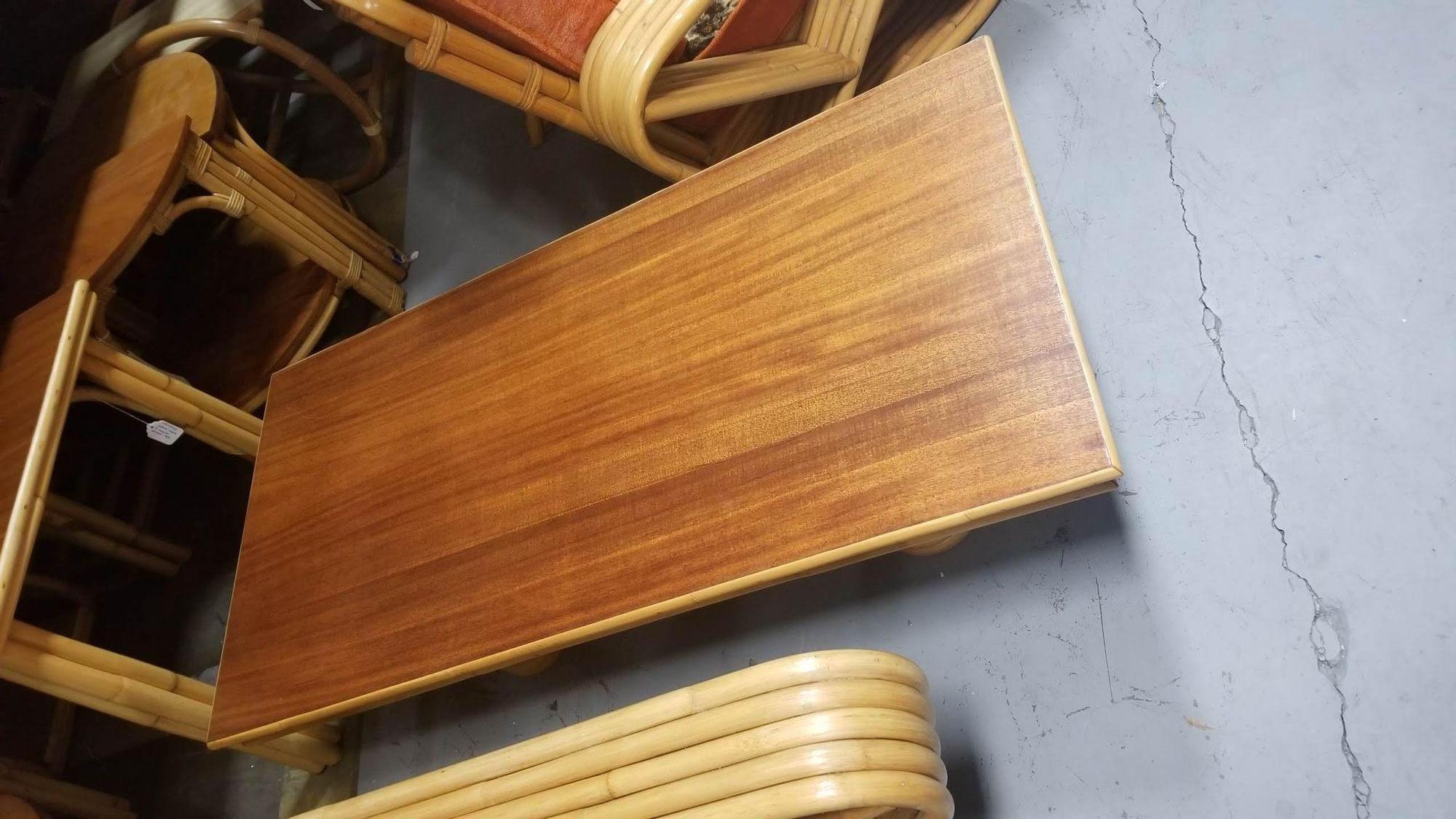 Milieu du XXe siècle Table basse en rotin restaurée avec pieds empilés et plateau en acajou en vente