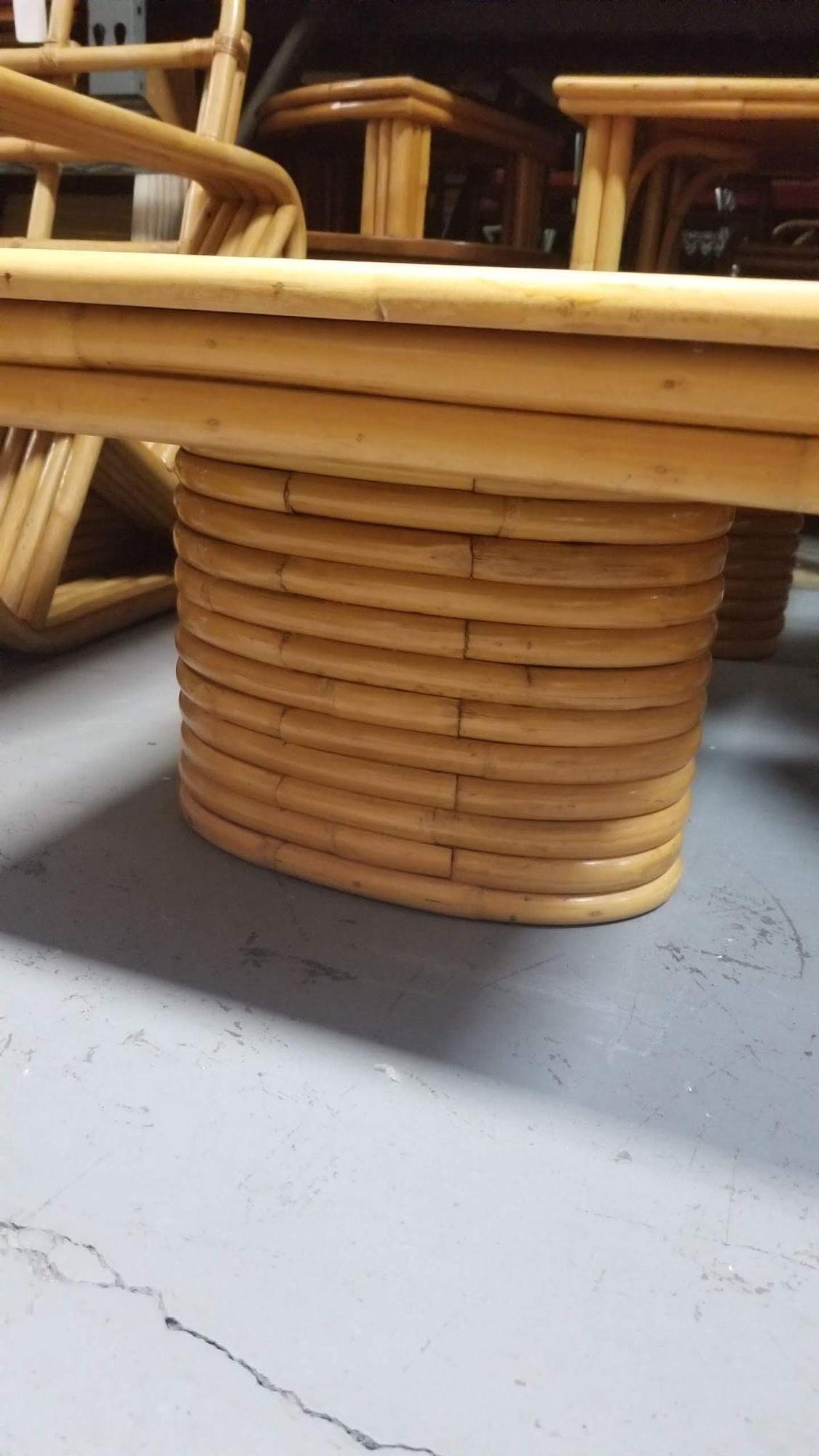 Table basse en rotin restaurée avec pieds empilés et plateau en acajou en vente 1