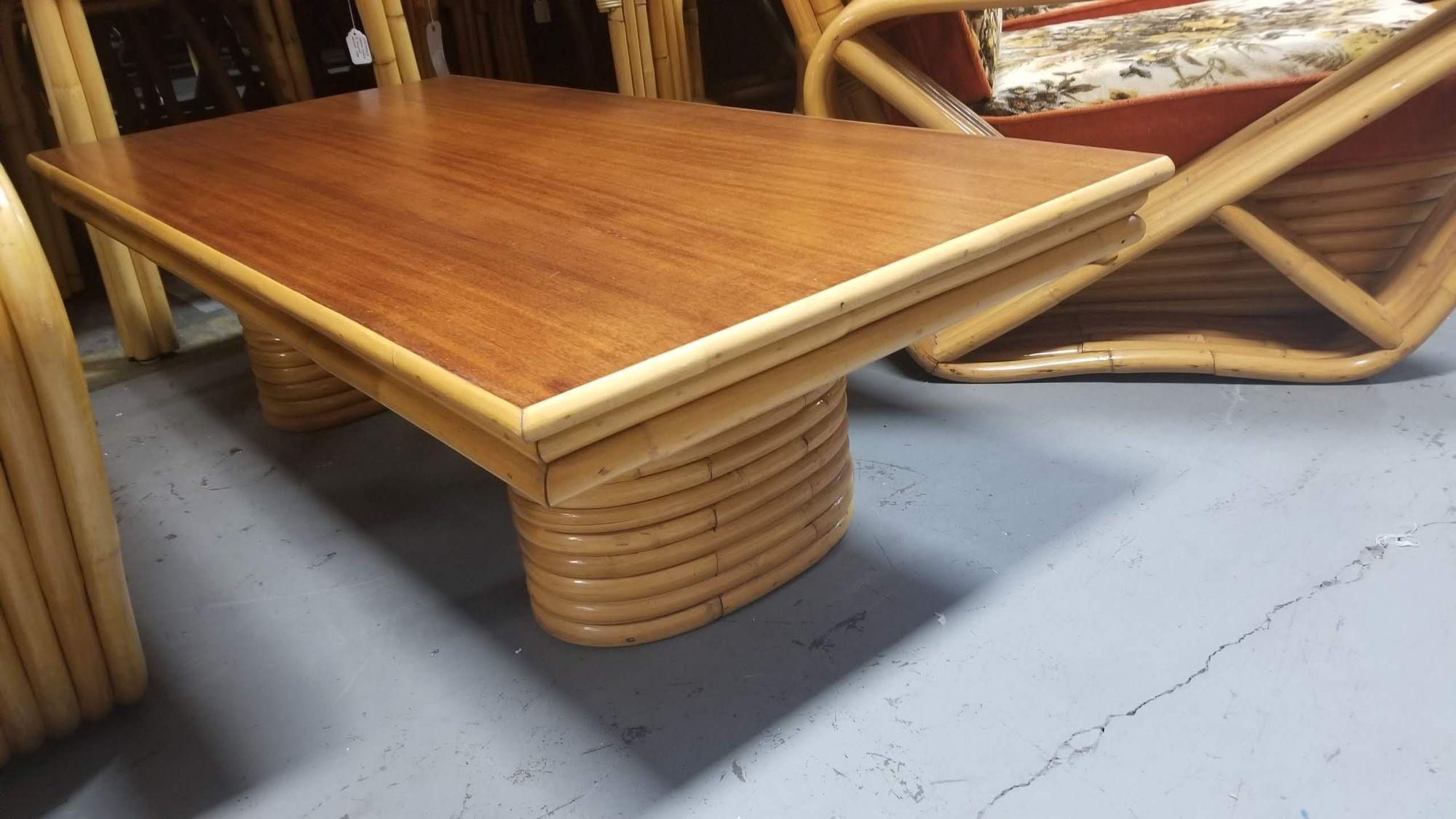 Table basse en rotin restaurée avec pieds empilés et plateau en acajou en vente 2