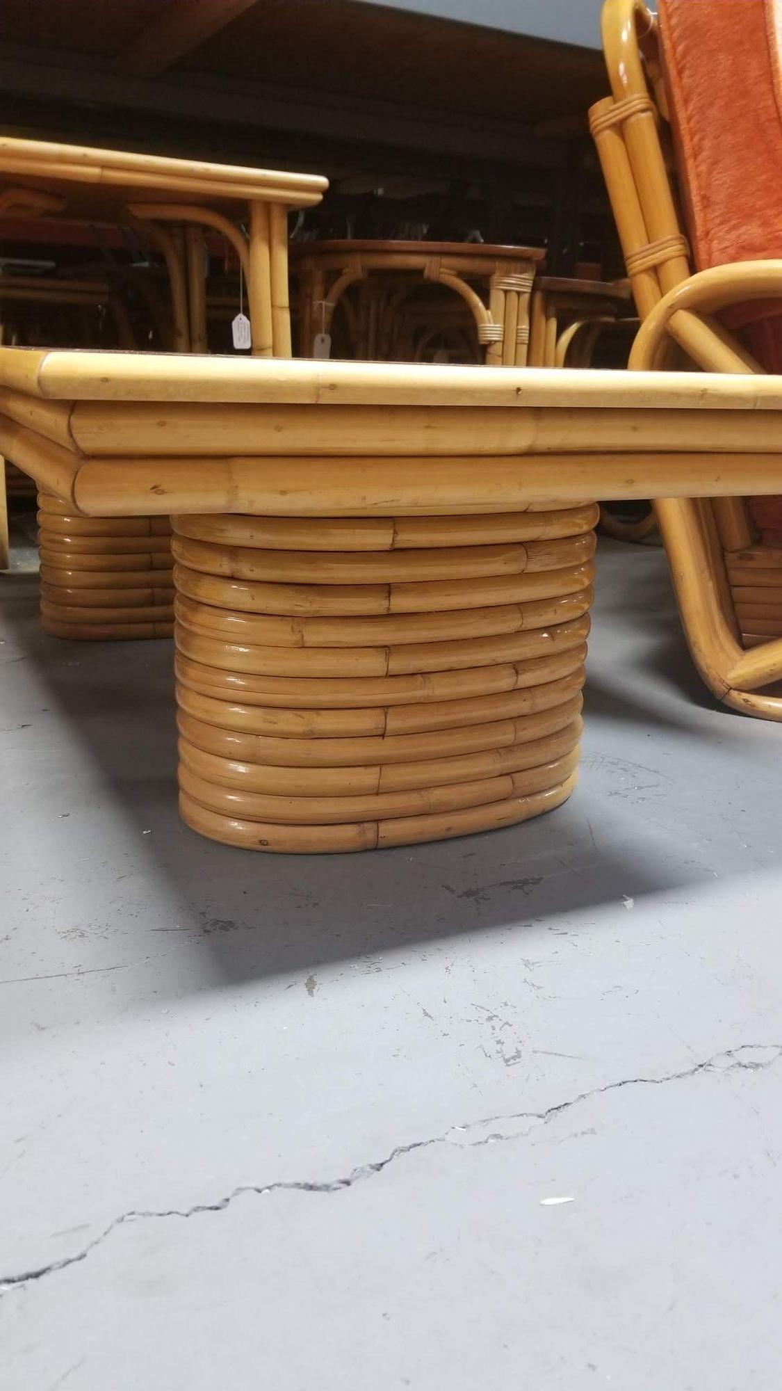 Table basse en rotin restaurée avec pieds empilés et plateau en acajou en vente 3