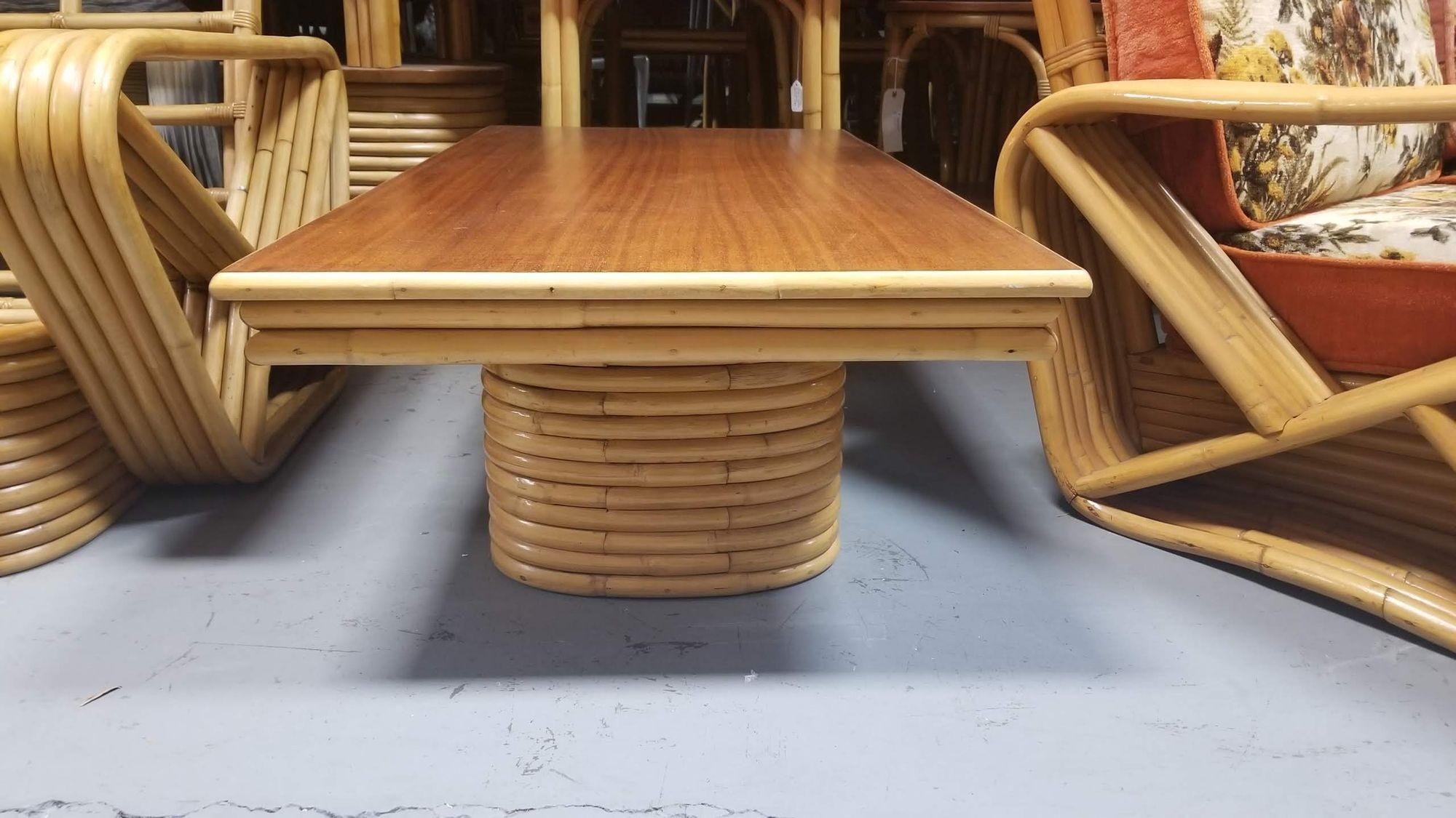 Table basse en rotin restaurée avec pieds empilés et plateau en acajou en vente 4