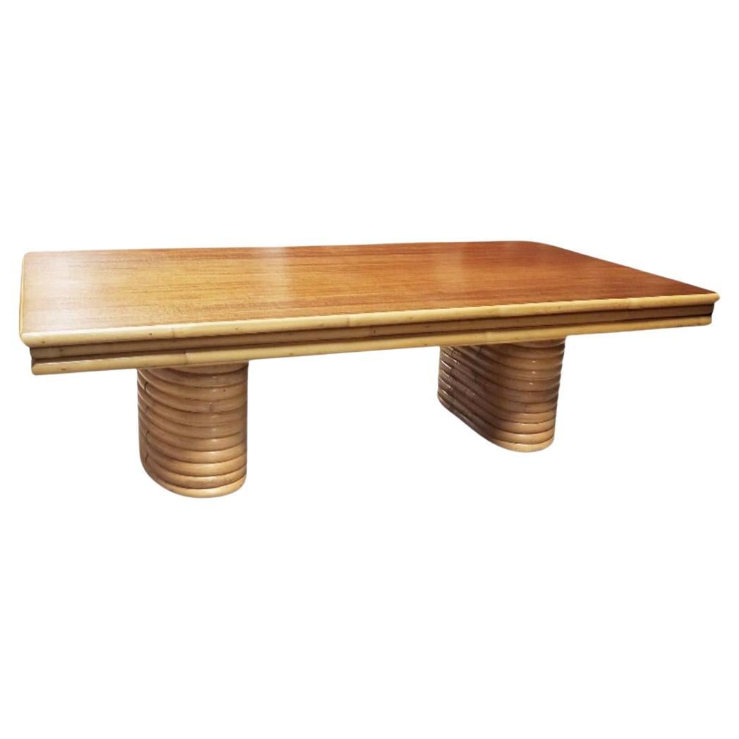 Table basse en rotin restaurée avec pieds empilés et plateau en acajou en vente