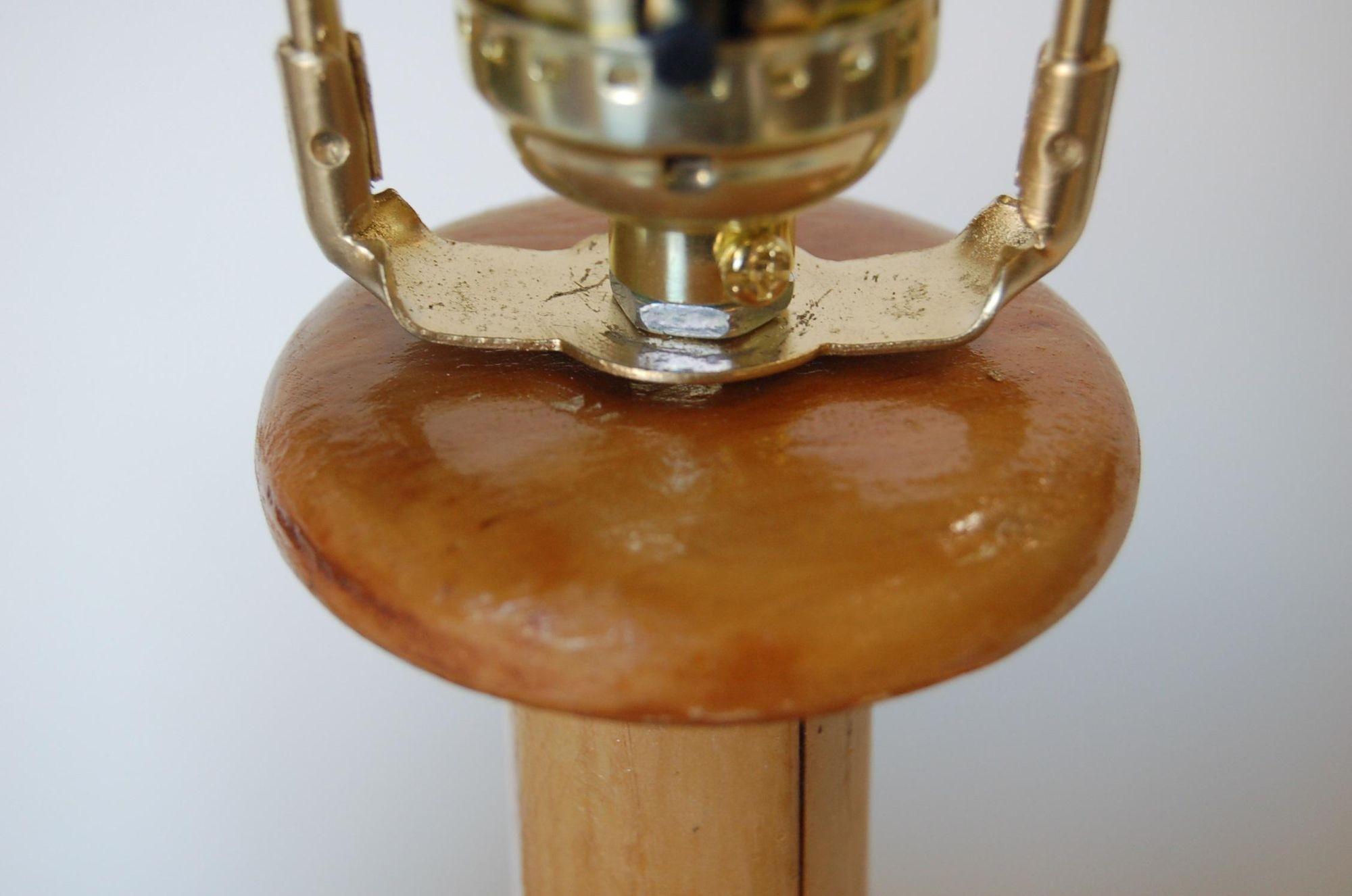 Lampe de table en rotin et cuivre restaurés en vente 3