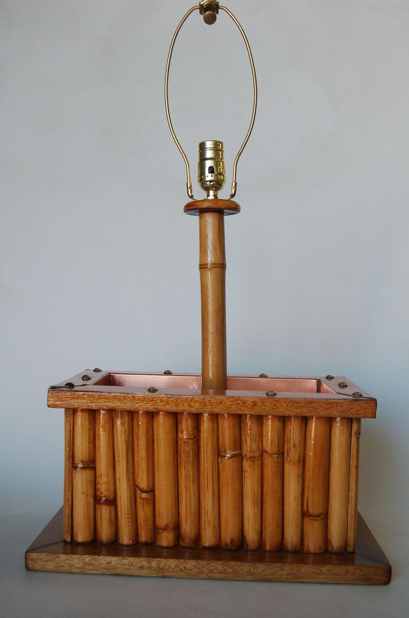 Milieu du XXe siècle Lampe de table en rotin et cuivre restaurés en vente