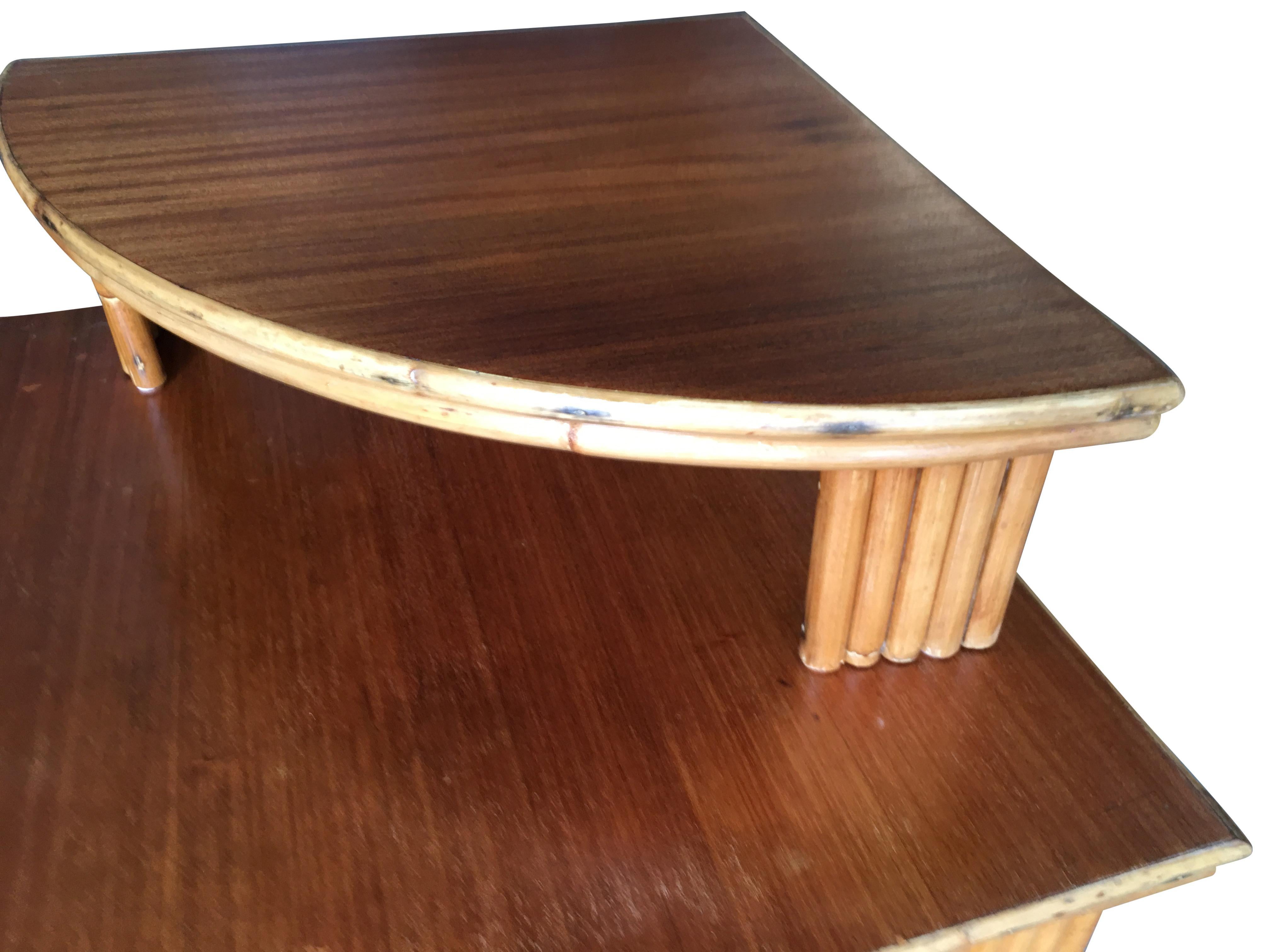 Américain Table d'appoint d'angle en rotin restaurée avec deuxième étage amovible en acajou en vente
