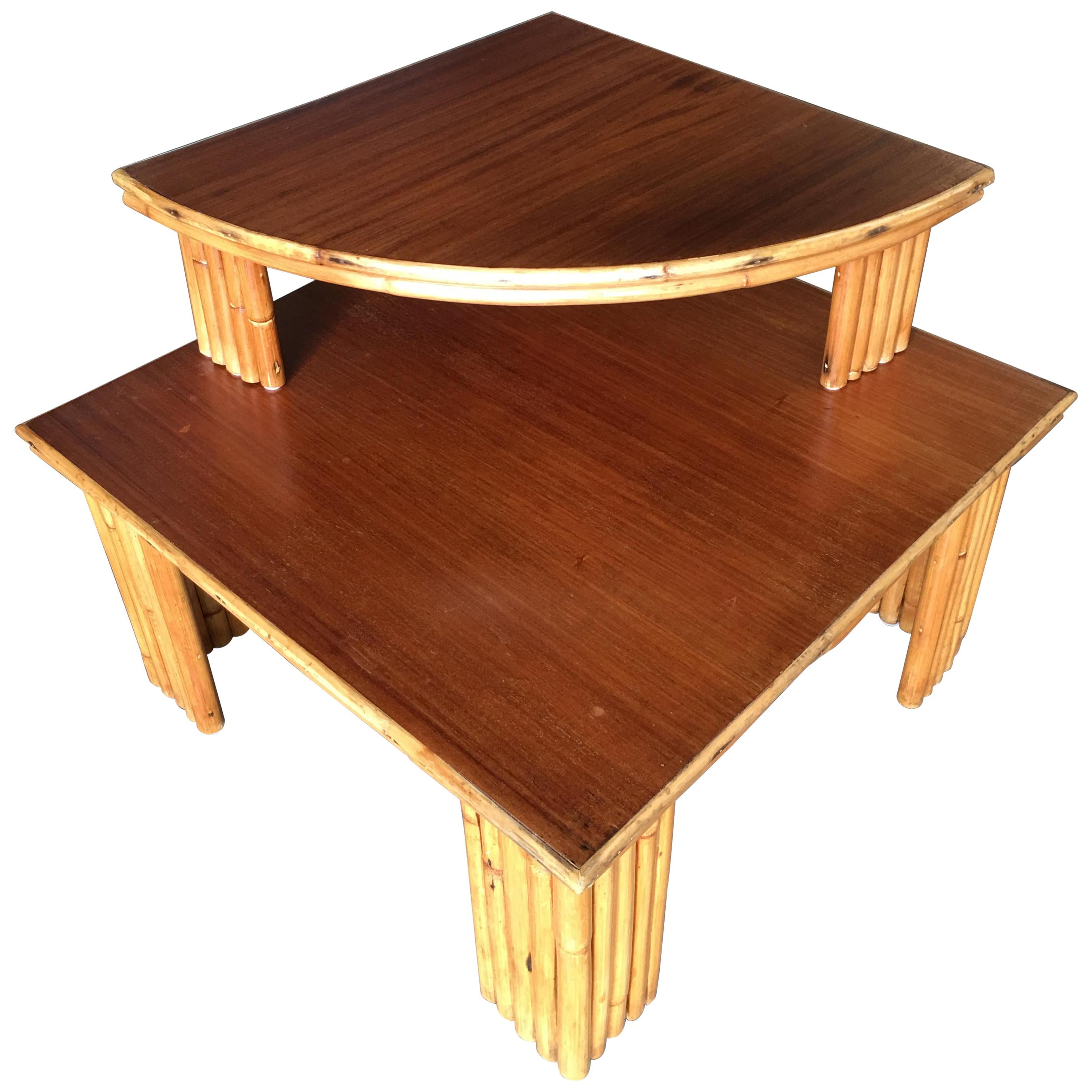 Table d'appoint d'angle en rotin restaurée avec deuxième étage amovible en acajou en vente