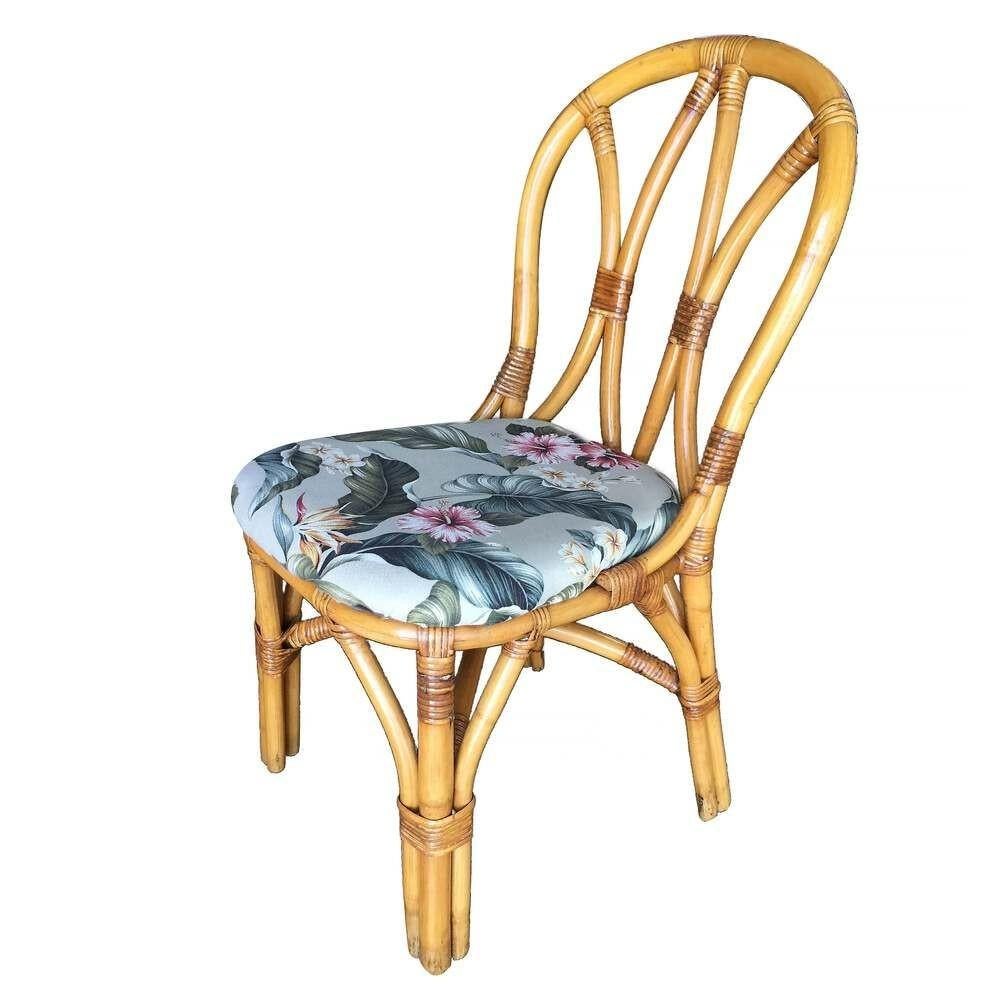 Dieses wunderschön restaurierte Set aus sechs von Paul T. Frankl inspirierten Esszimmerstühlen aus Rattan aus der Mitte des Jahrhunderts. Jeder Stuhl verfügt über eine dreistielige Rattan-Rückenlehne mit einer Sitzfläche aus geblümtem Rindenstoff.