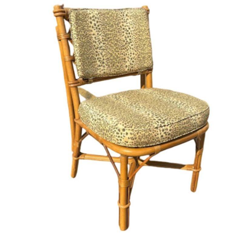 Questo tavolo da pranzo di ispirazione Paul Frankl, splendidamente restaurato e con un piano in vetro, è abbinato a sedie charme ornate da eleganti cuscini con stampa leopardo. Combinando un elegante stile modernista e un tocco polinesiano, è