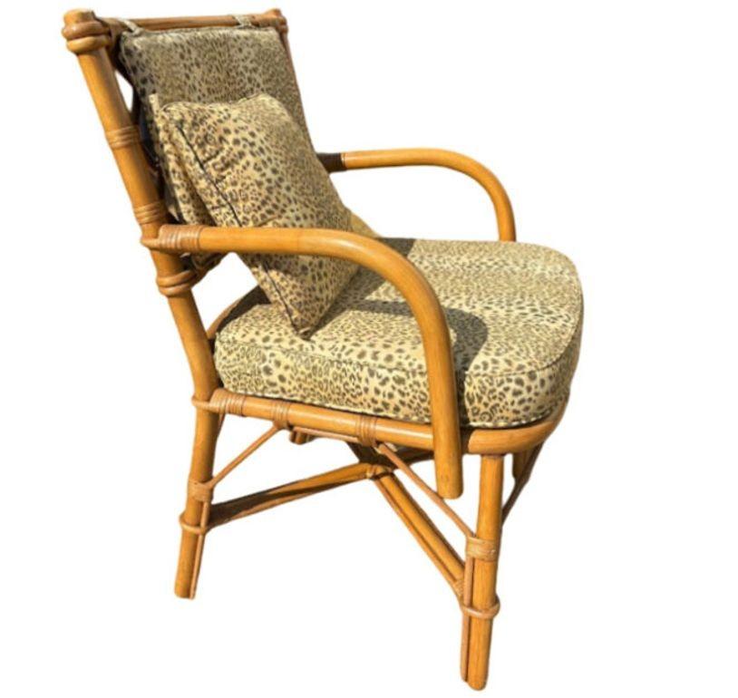 Tavolo e sedie in rattan restaurati con cuscini leopardati In condizioni ottime in vendita a Van Nuys, CA