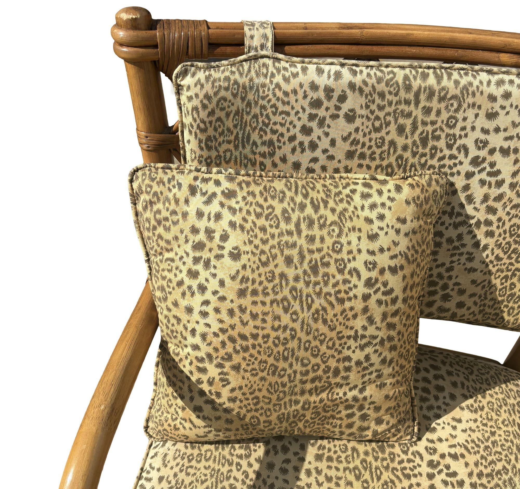 Tavolo e sedie in rattan restaurati con cuscini leopardati in vendita 1