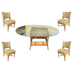 Table et chaises de salle à manger en rotin restaurées avec coussins imprimés léopard