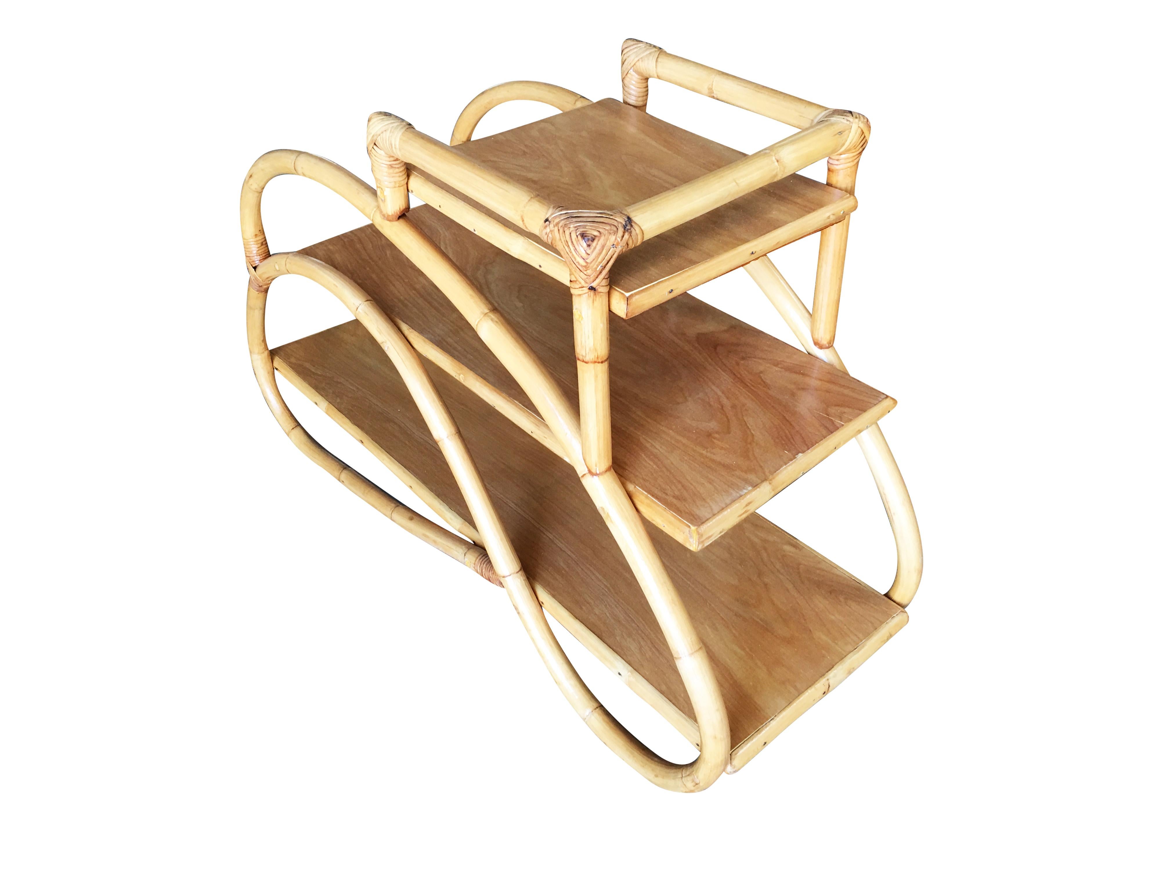 Mid-Century Modern Table d’appoint en rotin « Double S » restaurée avec plateau en acajou à trois niveaux en vente
