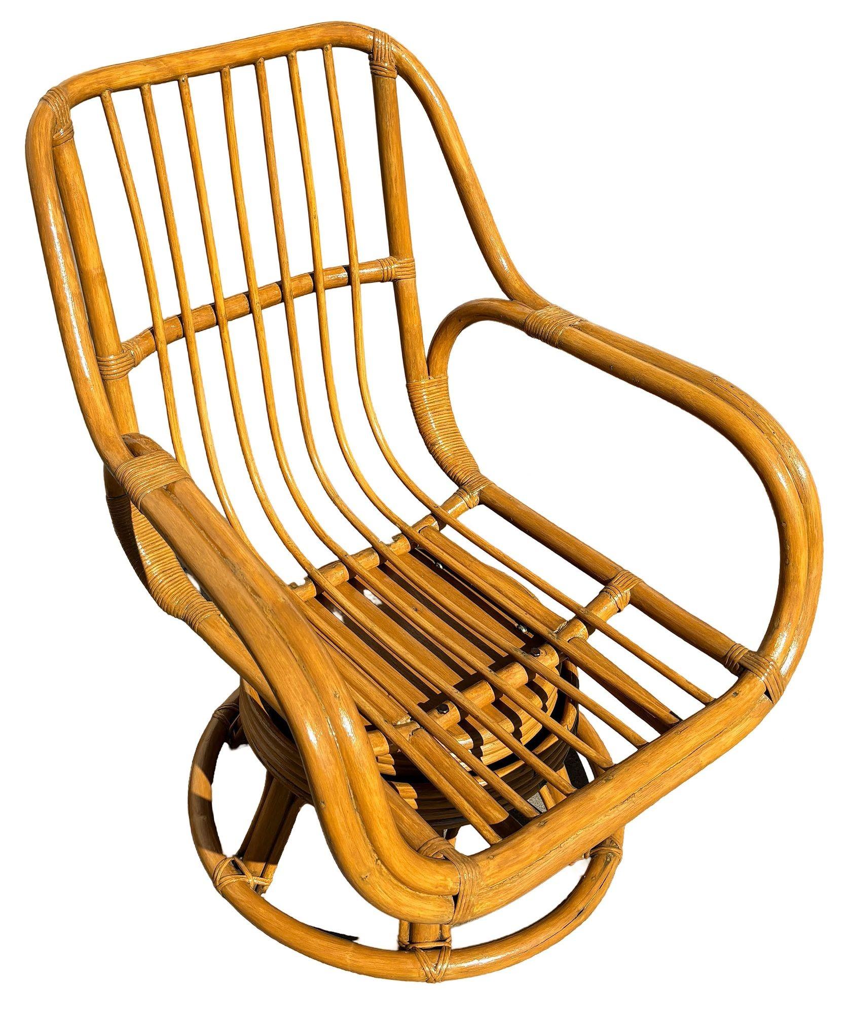 Chaise longue en rotin restaurée à double brin avec siège pivotant Excellent état - En vente à Van Nuys, CA