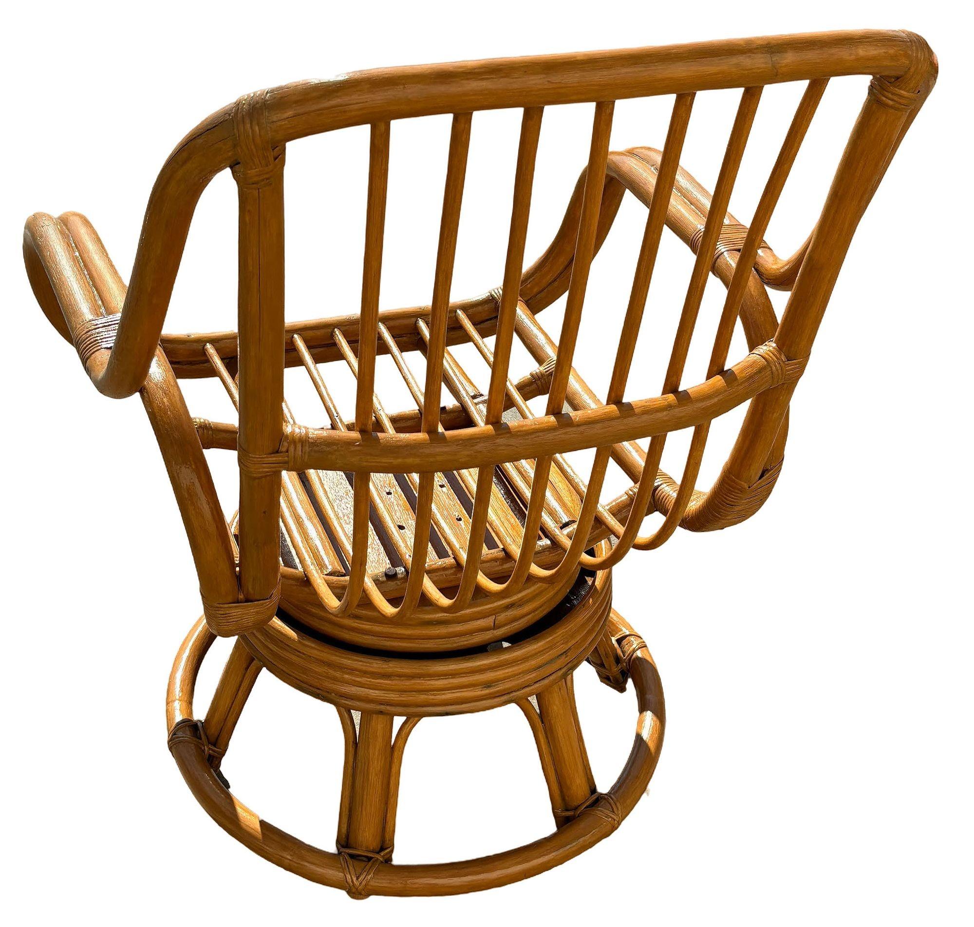 Tissu Chaise longue en rotin restaurée à double brin avec siège pivotant en vente