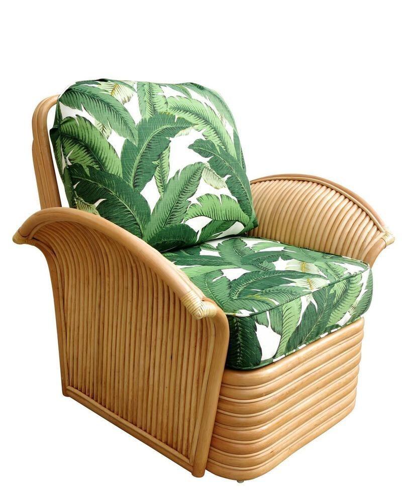 Chaise longue en rotin de style Art Déco restaurée avec ottoman empilé assorti. Les chaises sont dotées d'accoudoirs en forme d'éventail et d'une base en rotin empilé. Le pouf est doté d'une base en rotin empilé avec des accents de rotin en bâton.