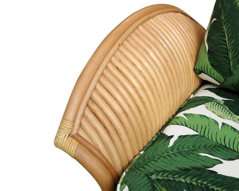 Juego de sillón con brazos en abanico de ratán restaurado y otomana finales del siglo XX en venta