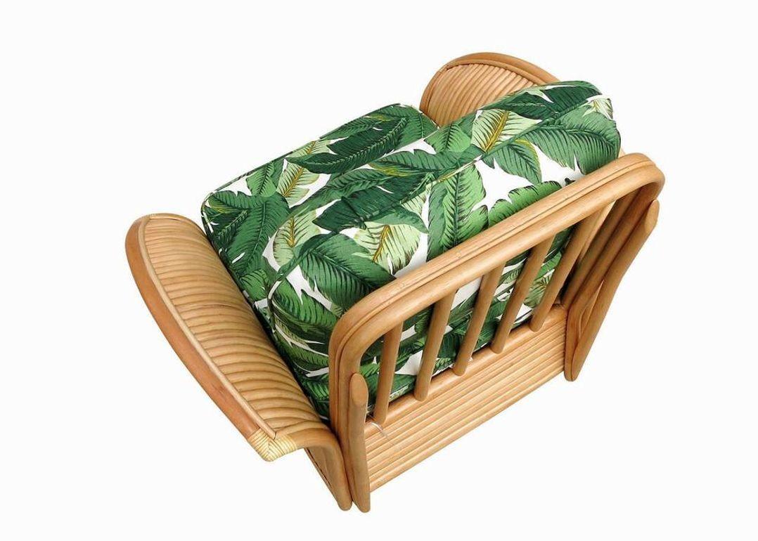 Juego de sillón con brazos en abanico de ratán restaurado y otomana en venta 1