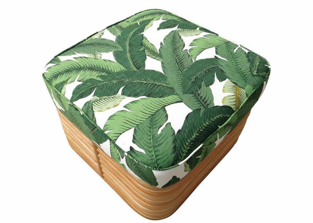 Juego de sillón con brazos en abanico de ratán restaurado y otomana en venta 3