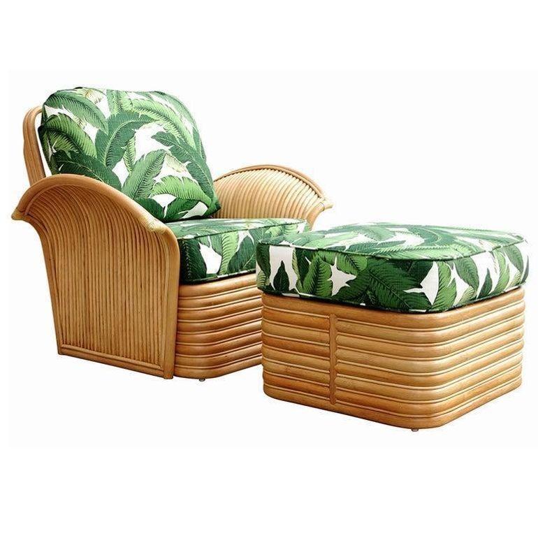 Juego de sillón con brazos en abanico de ratán restaurado y otomana en venta 4