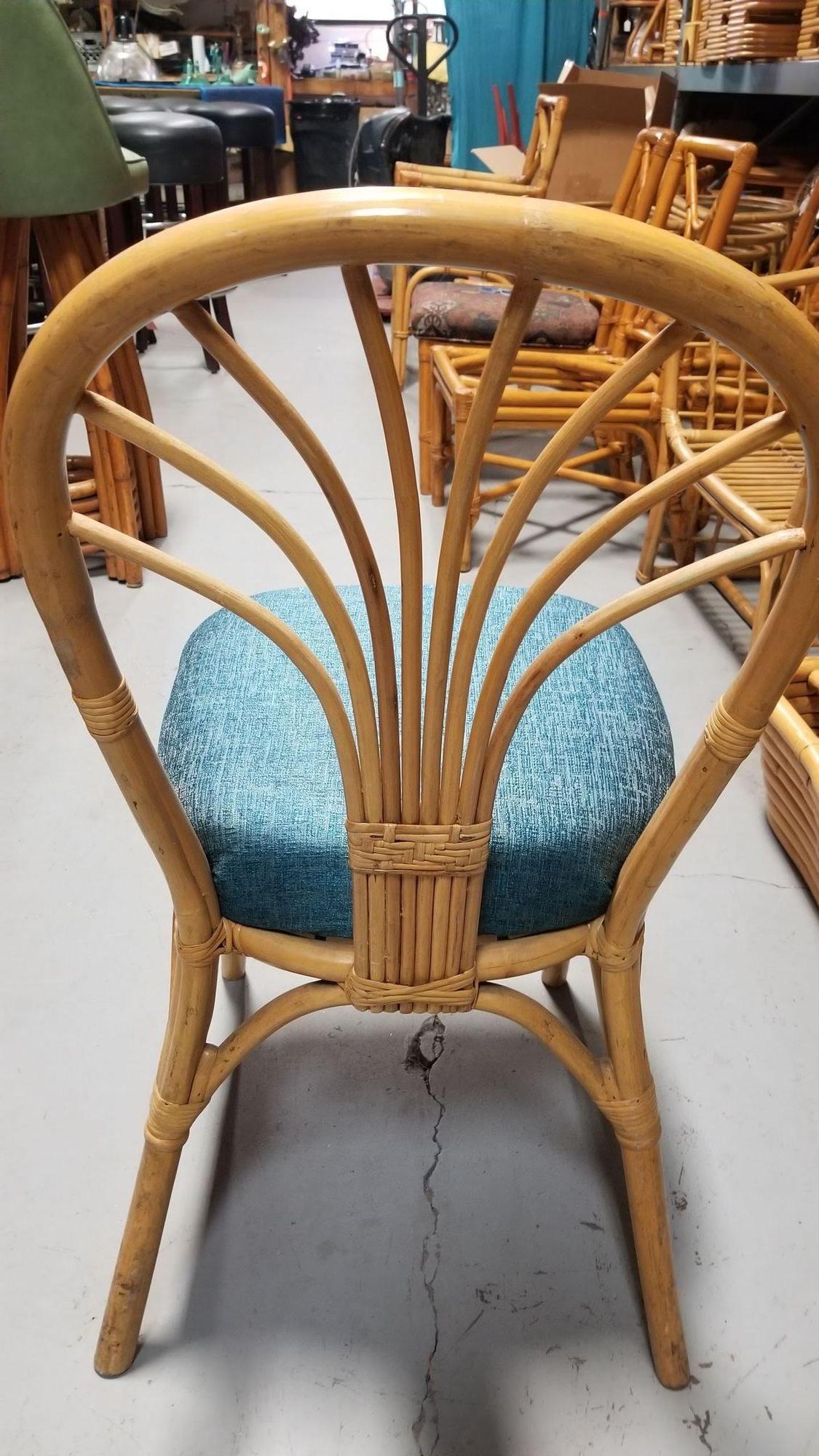 Paire de chaises de salle à manger à dossier en éventail en rotin restauré en vente 3