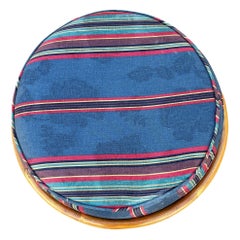 Reposapiés de ratán restaurado con cojín de rayas jacquard azul marino