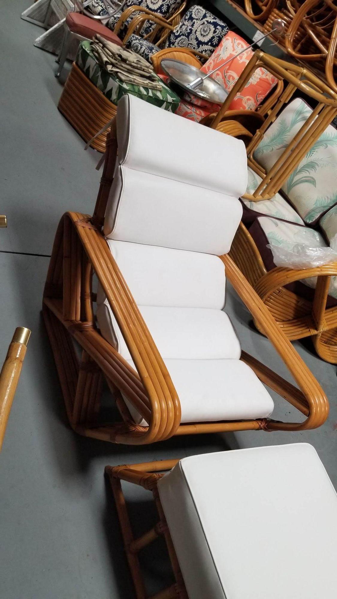 Chaise longue Pretzel carrée à quatre brins en rotin restauré avec ottoman en vente 1