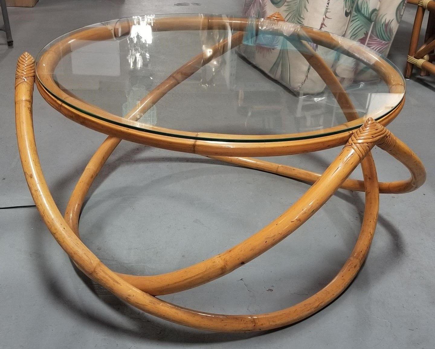 Milieu du XXe siècle Table basse en rotin restaurée en forme de gyroscope en verre en vente