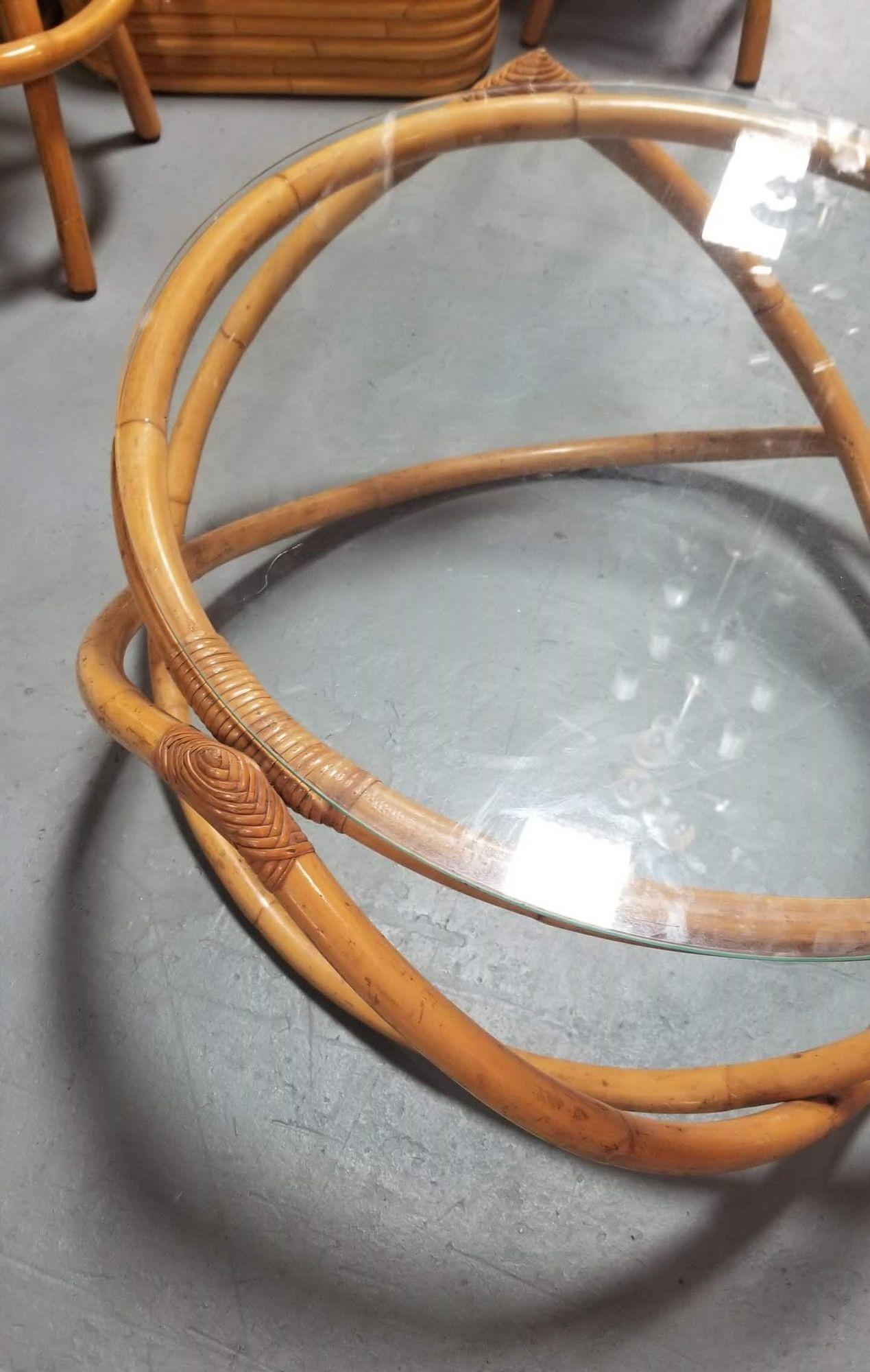 Rotin Table basse en rotin restaurée en forme de gyroscope en verre en vente