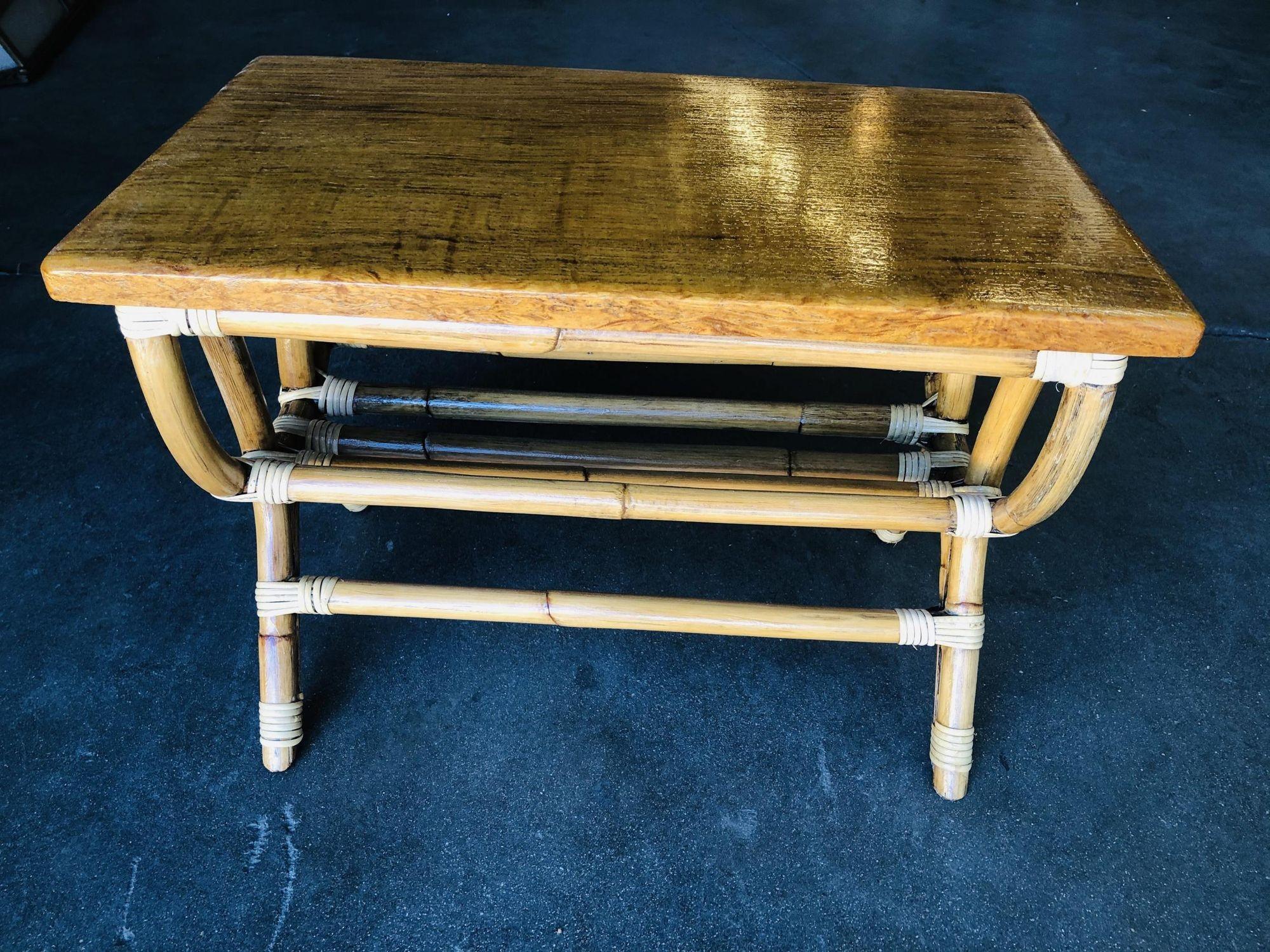 Esta mesa de centro, minimalista pero elegante, tiene dos laterales de ratán en forma de 