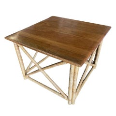 Table de cocktail en rotin et bois de Koa restaurée avec poteau de base en forme de X